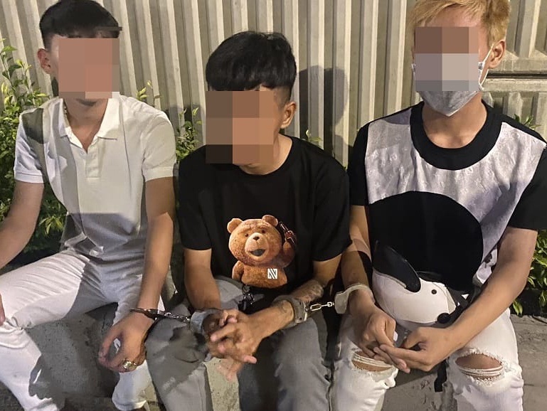Xe may kep ba tong 2 canh sat bi thuong hinh anh
