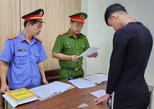 Khoi to thanh nien tong xe may lam canh sat bi thuong hinh anh
