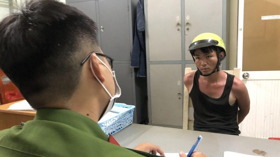 Dau hieu la o 2 vu cuop tiem vang nem ra duong hinh anh