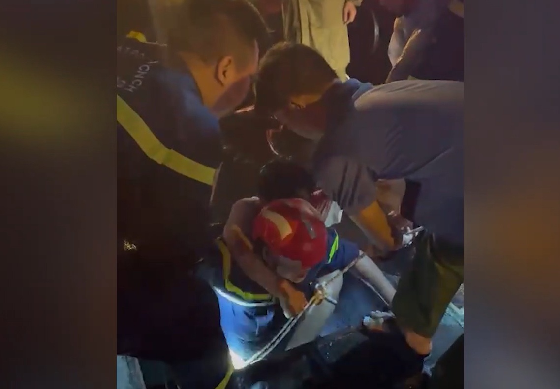 Dang di xe may tren duong, nguoi dan ong roi xuong cong sau hinh anh