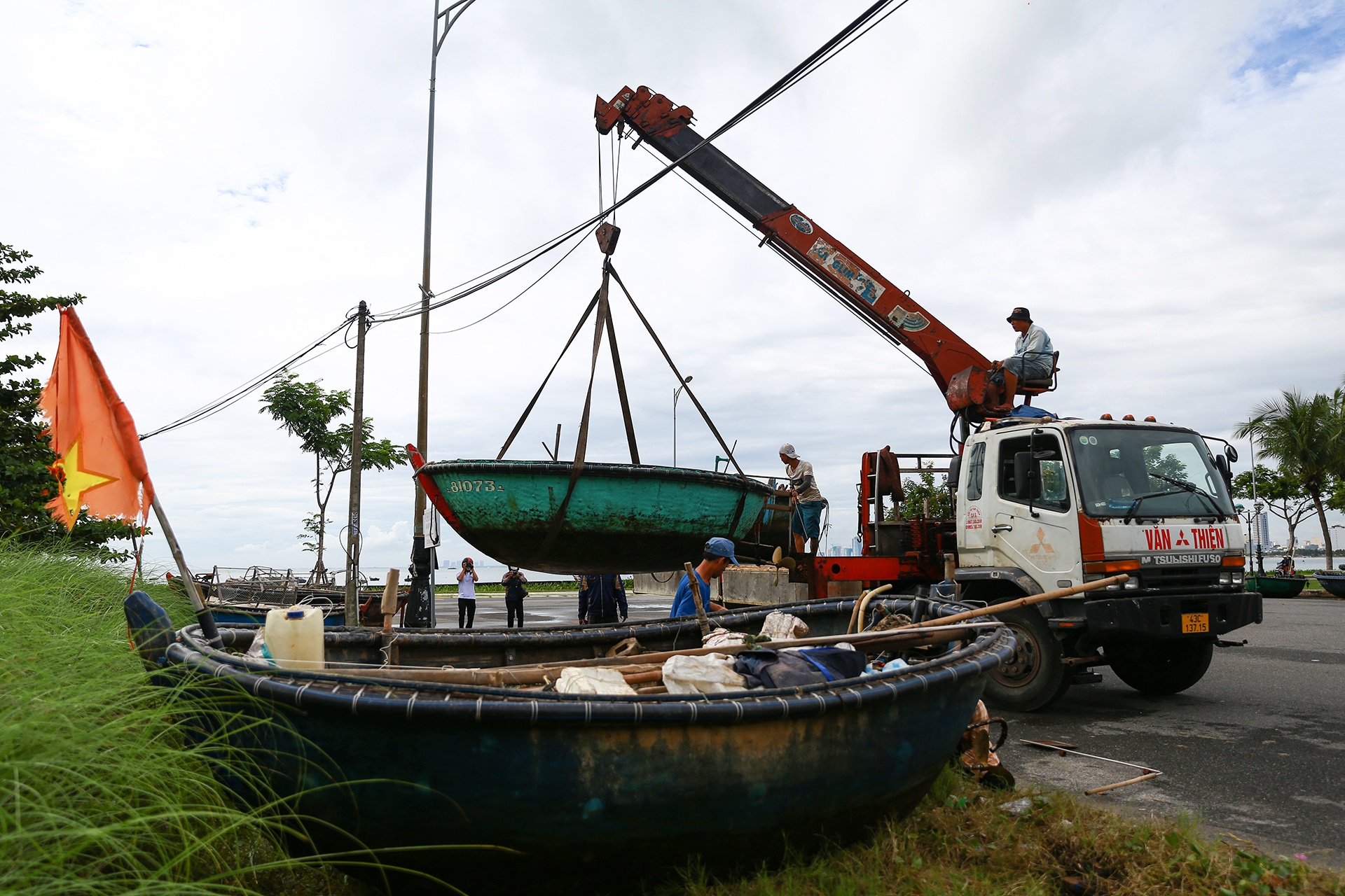Ngu dan Da Nang thue xe cau dua tau thuyen vao bo tranh sieu bao Noru hinh anh