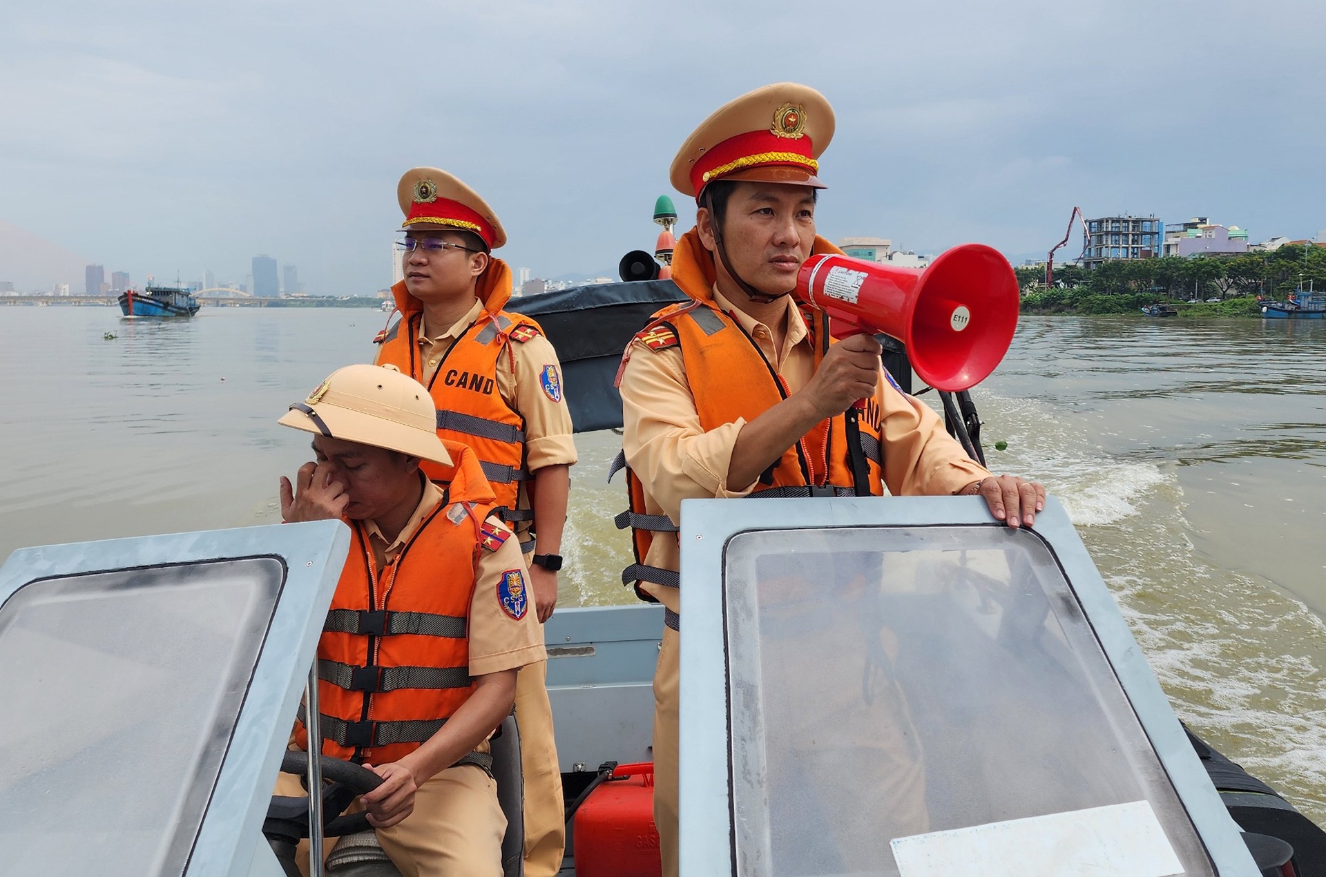 Da Nang dung hop cho, dan nghi lam va han che ra duong vi bao Noru hinh anh