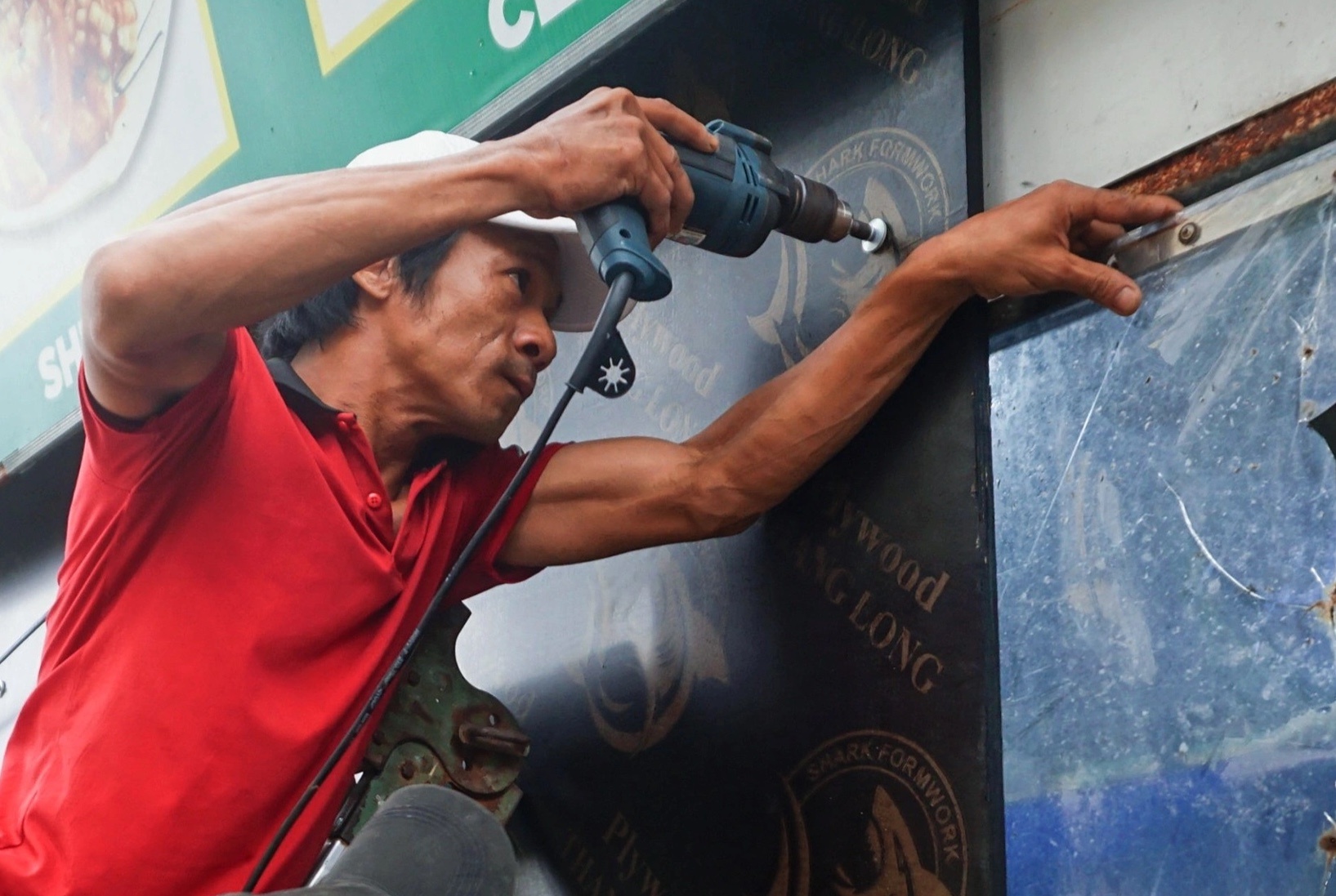 Da Nang bat dau mua, dan do xo mua vat lieu gia co nha truoc bao Noru hinh anh