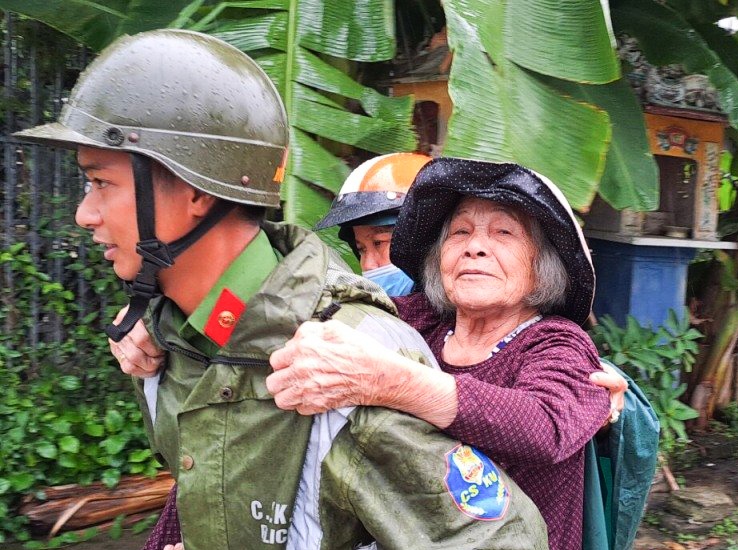 Mien Trung 'nin tho' truoc gio bao Noru do bo hinh anh