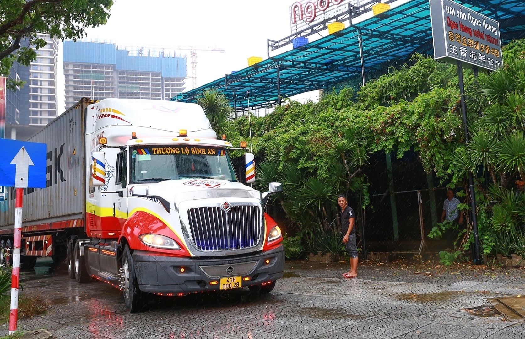 Chi chuc trieu thue xe container chan truoc nha de chan bao Noru hinh anh