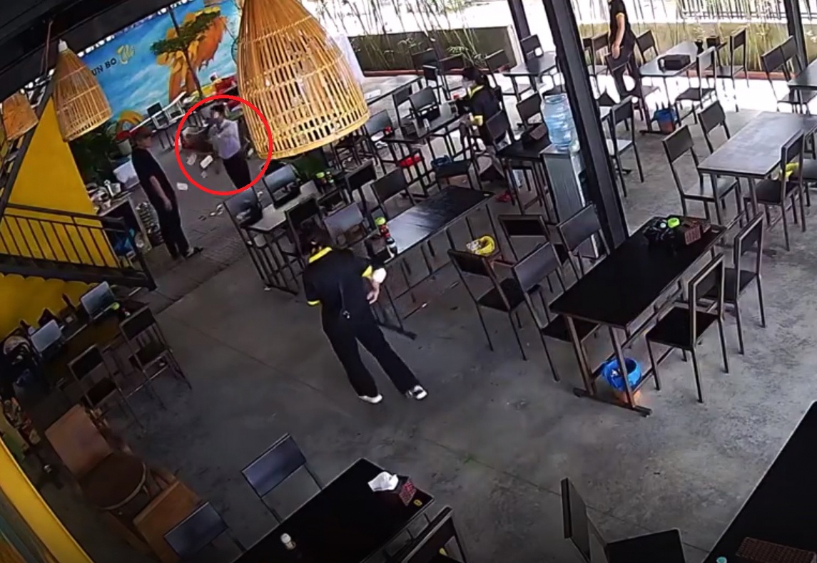 Nguoi dan ong nem tien tung toe, danh nhan vien quan bun o Da Nang hinh anh