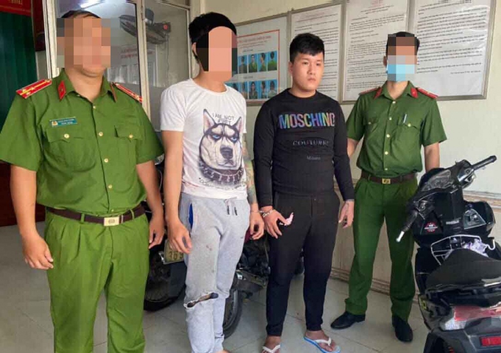 Tam giu thanh nien tong xe may lam canh sat bat tinh hinh anh