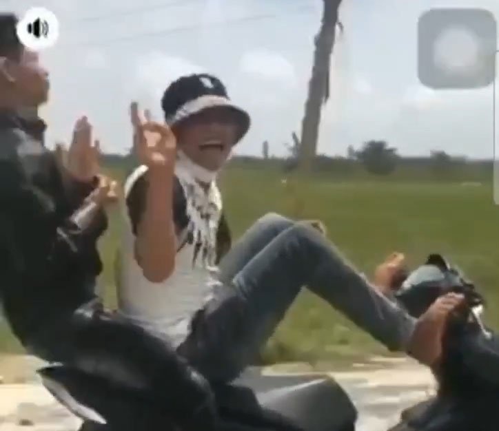 Thanh nien lai xe may bang 2 chan bi phat 10 trieu dong hinh anh