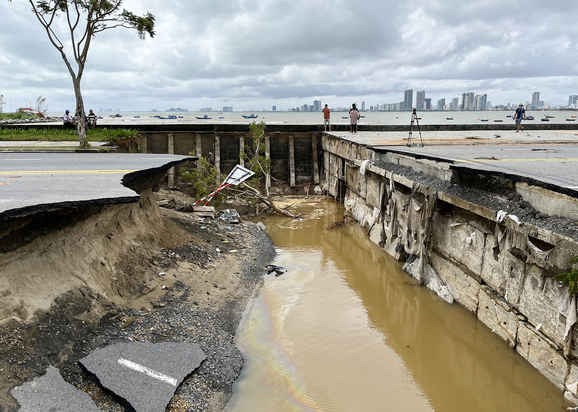 Duong len ban dao Son Tra sat lo nghiem trong, oto roi xuong ho sau hinh anh