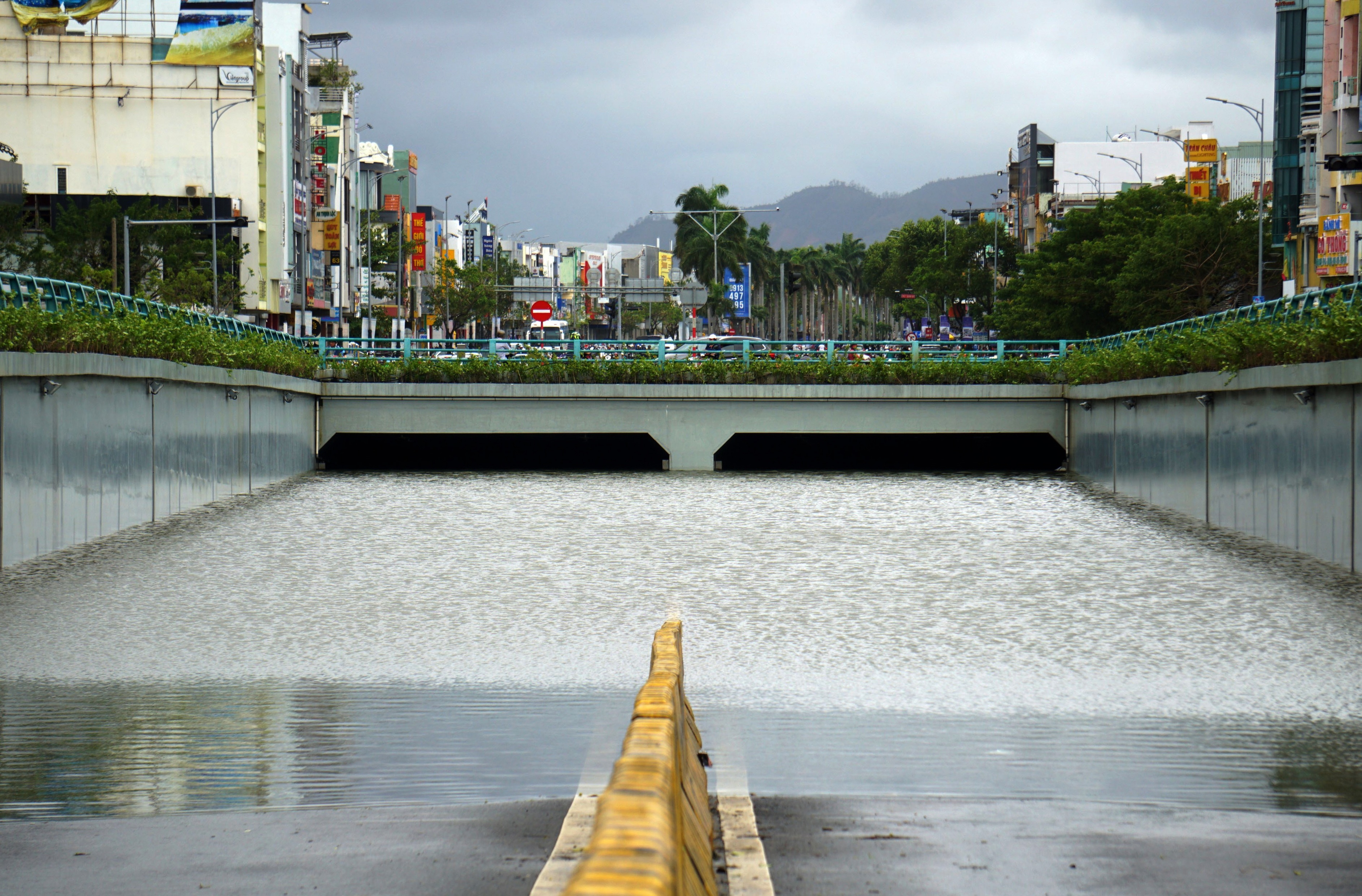 Ham chui tram ty o Da Nang ngap gan den noc hinh anh