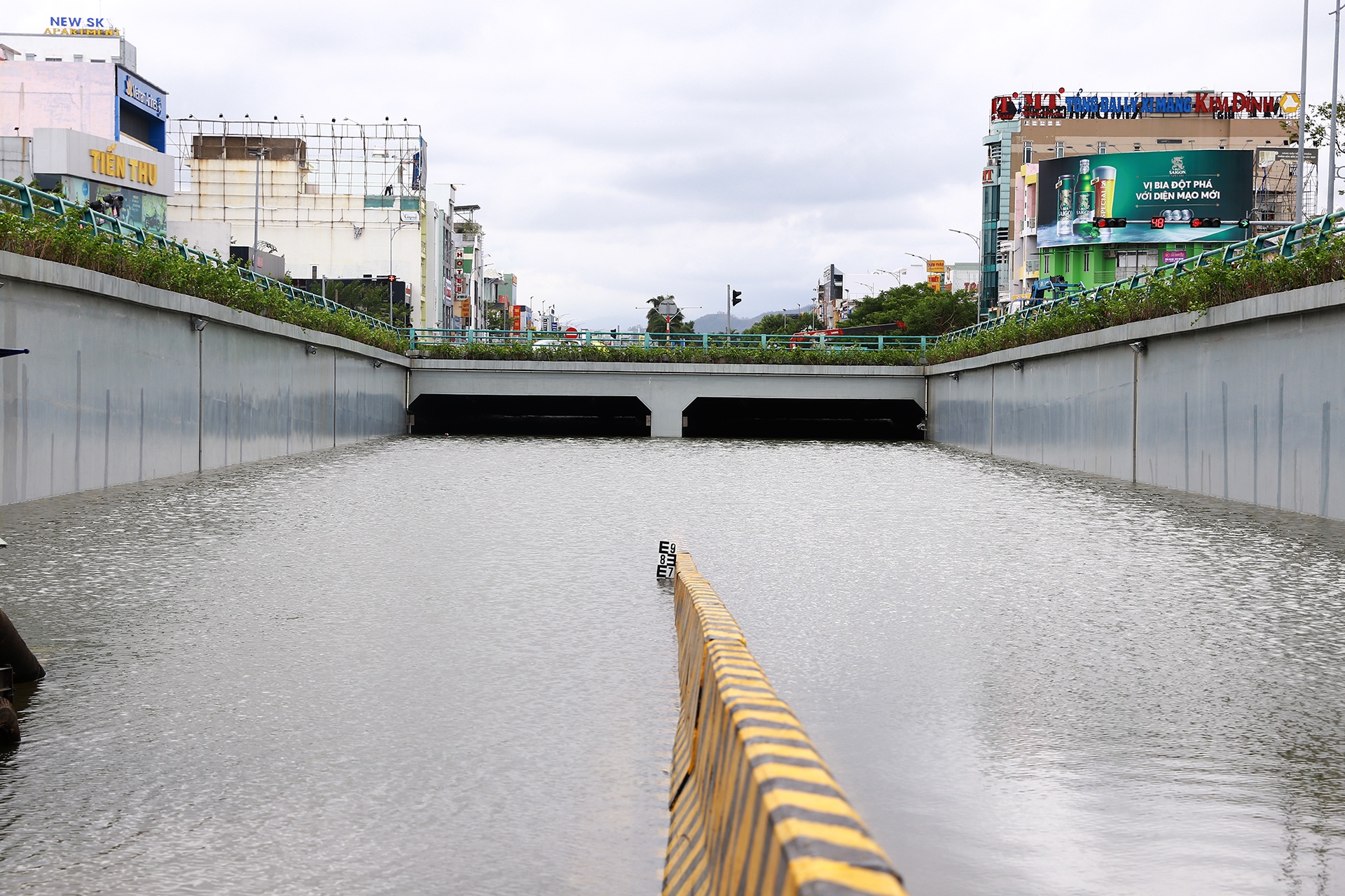 3 may bom chay ca ngay van chua hut het nuoc duoi ham chui o Da Nang hinh anh