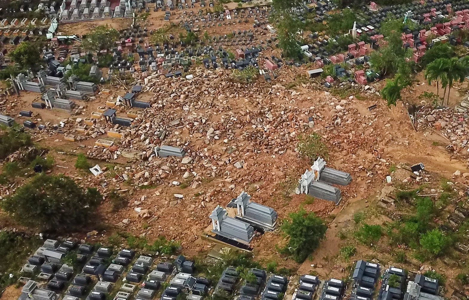 Nghia trang sat lo anh 2