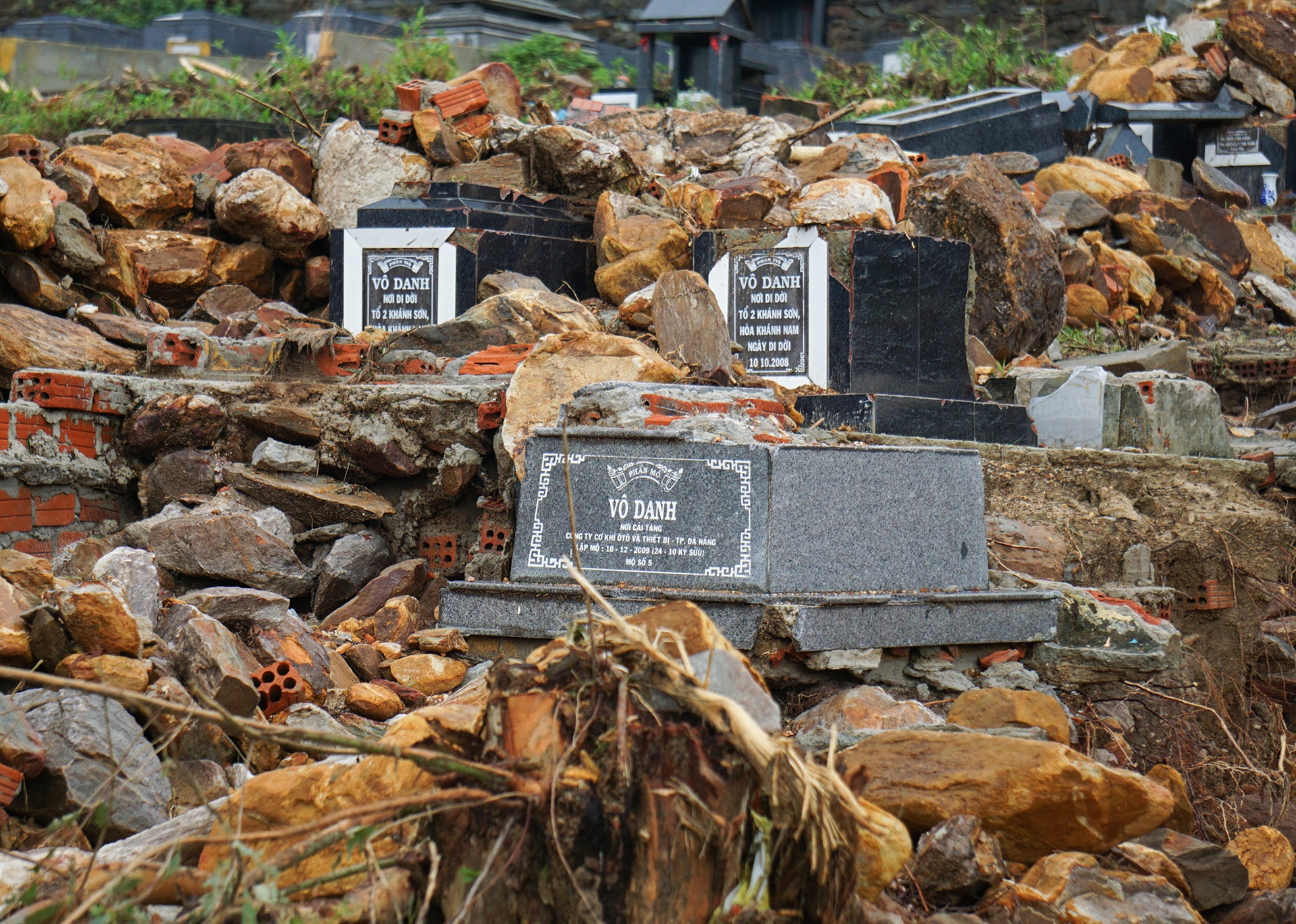 Hon 600 ngoi mo bi vui lap sau tran mua lon o Da Nang hinh anh