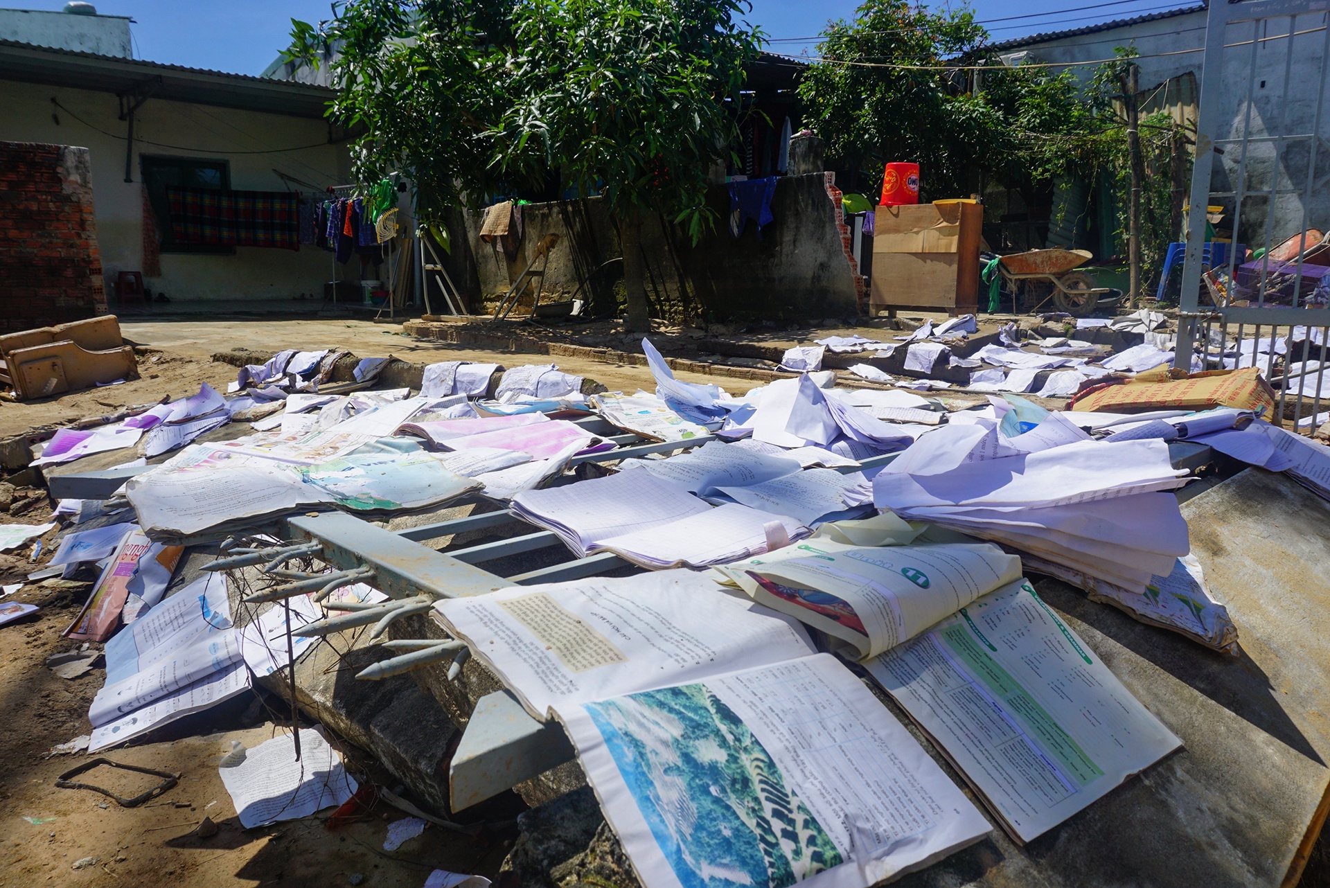 Dan Da Nang don ca tuan nhung nha cua van ngap bun non hinh anh