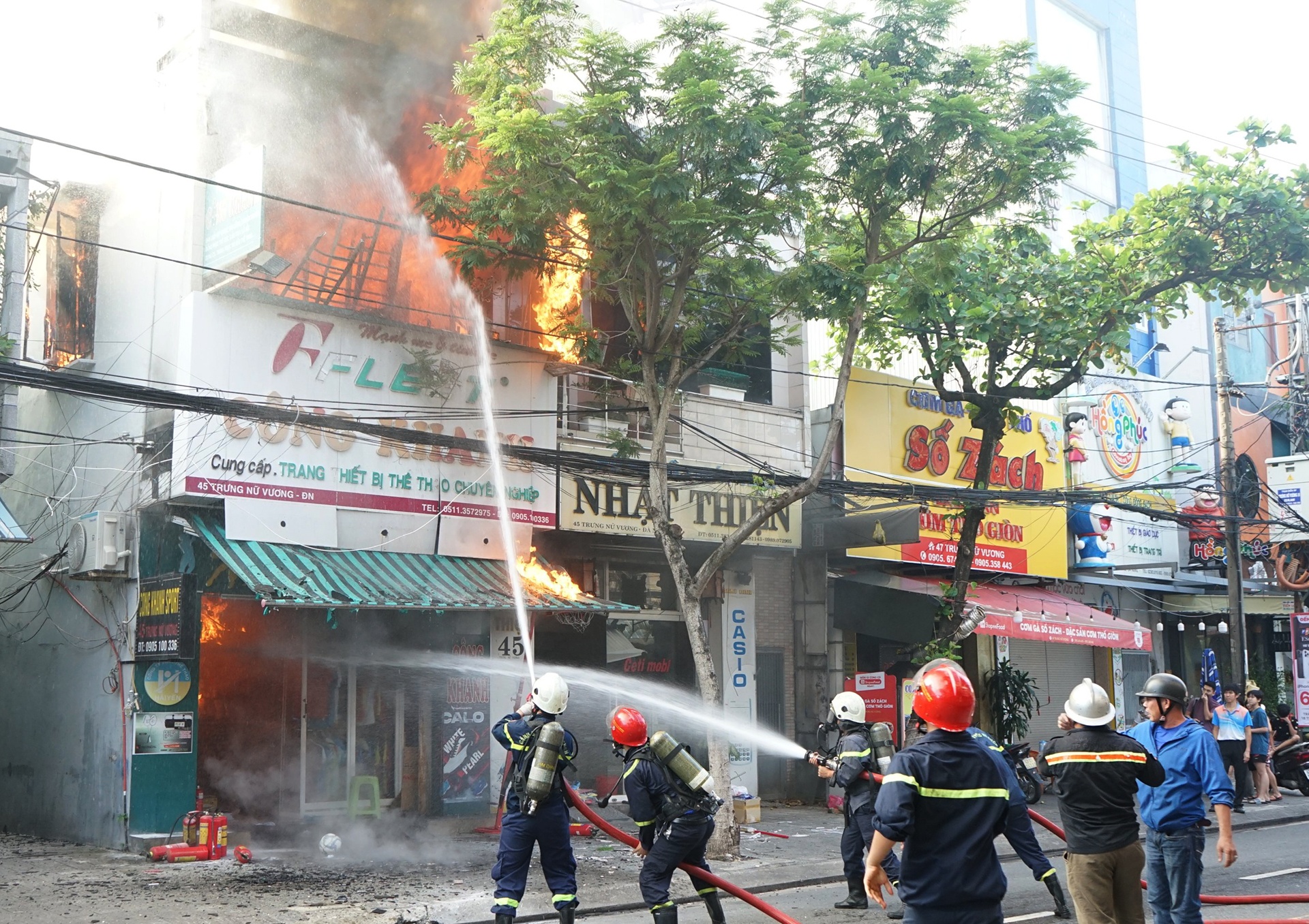 Nhieu nguoi thao chay vi cua hang o trung tam Da Nang boc chay hinh anh