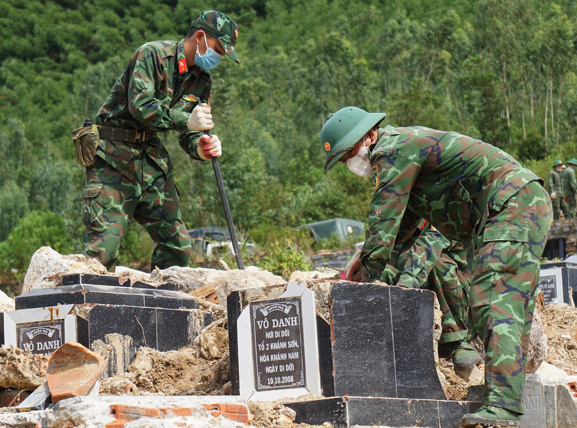 Bo doi boi dat, lat da tim hon 600 ngoi mo bi vui lap o Da Nang hinh anh