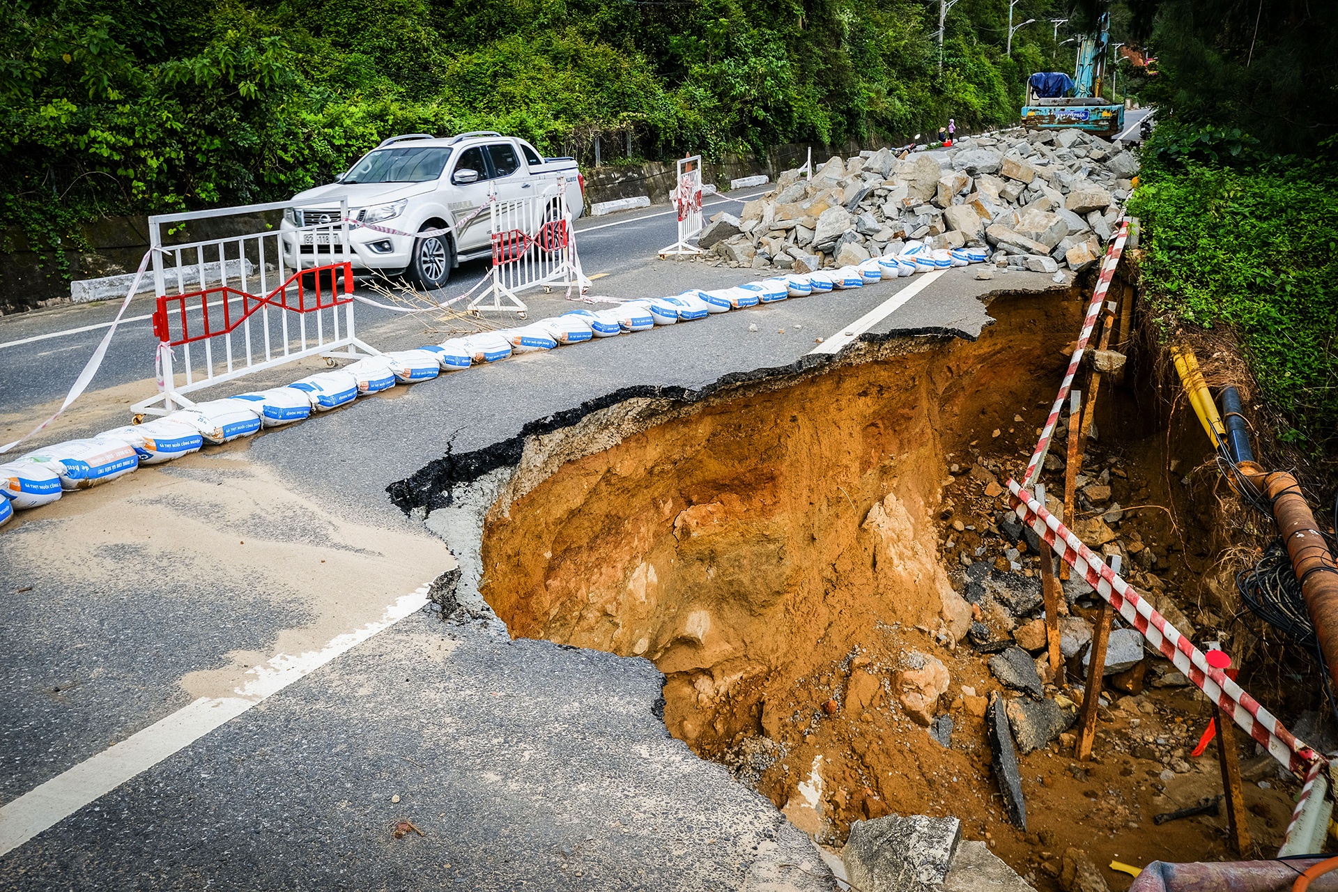 Duong len ban dao Son Tra 2 tuan sau dot mua lich su hinh anh