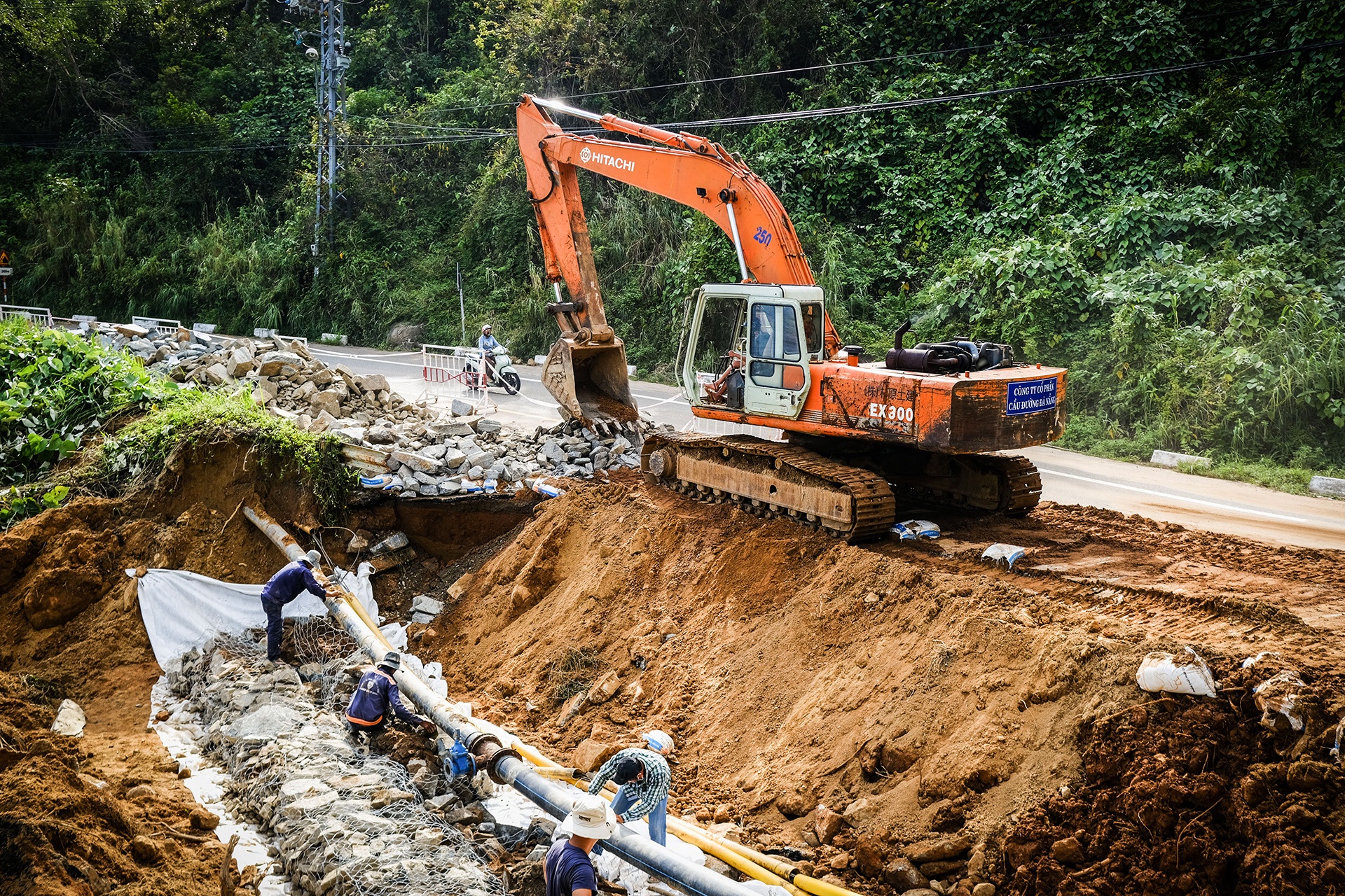 Sat lo o Son Tra anh 1