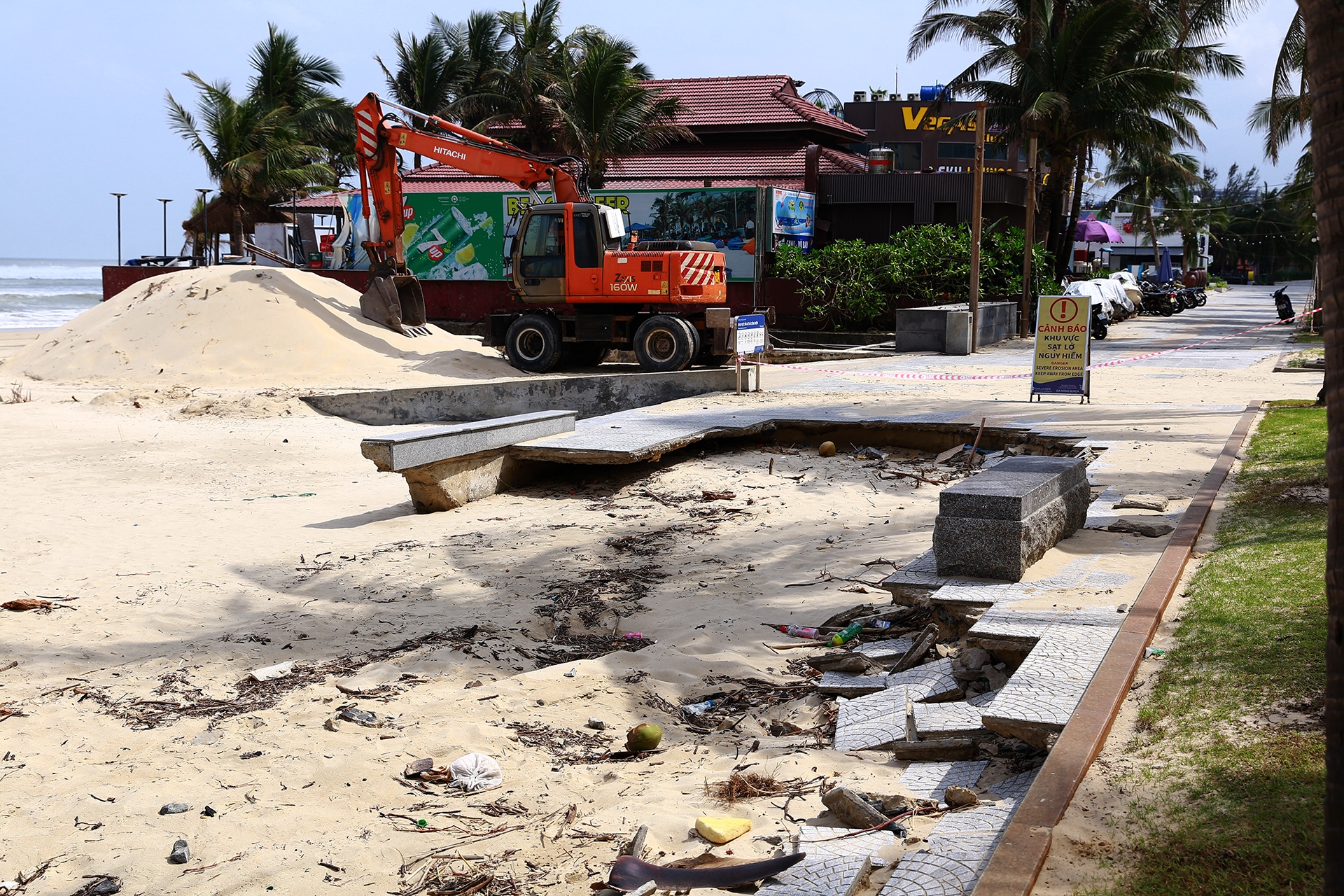 Bai bien Da Nang hoang tan, vang lang sau tran ngap lich su hinh anh