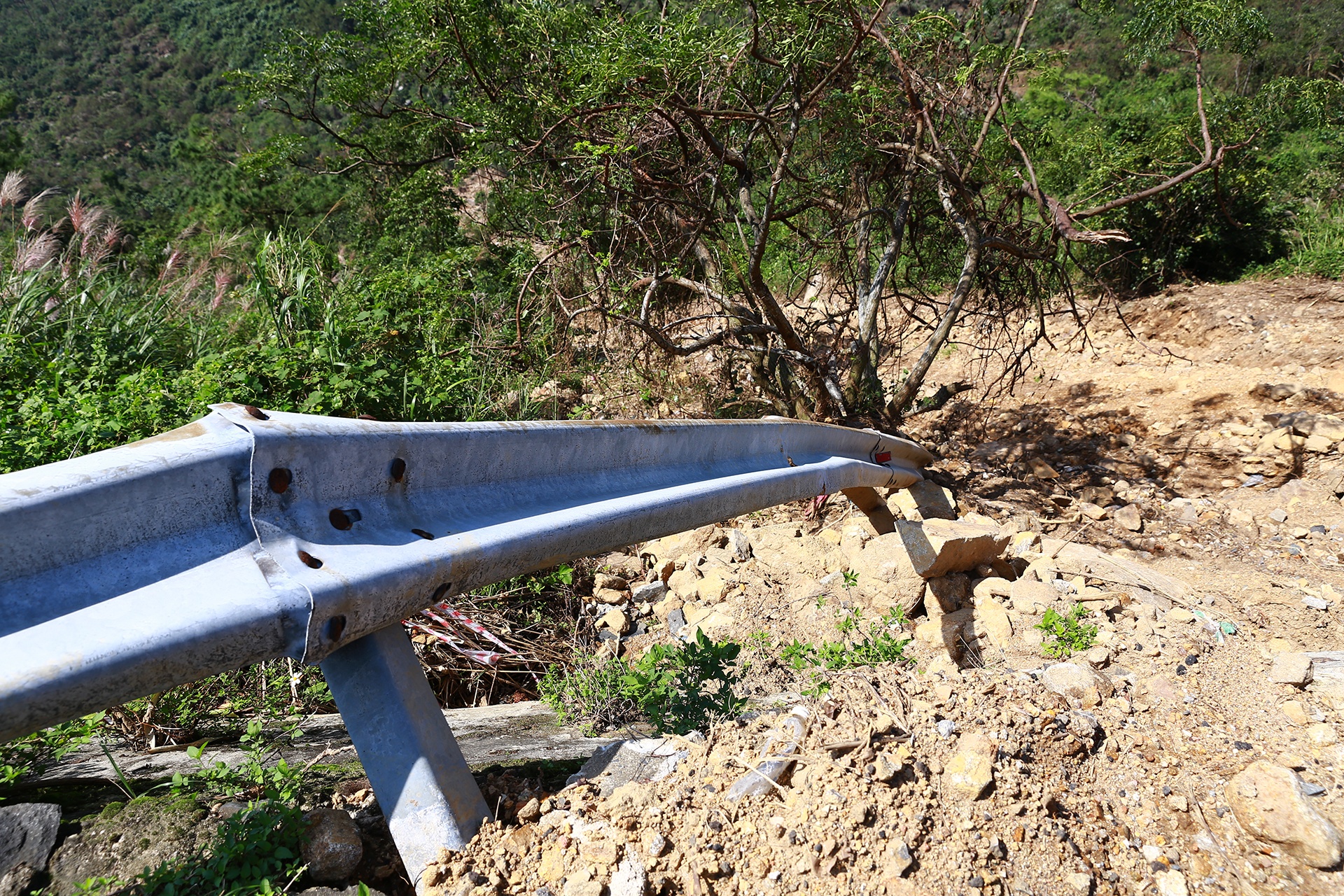 Deo Hai Van sat lo anh 16