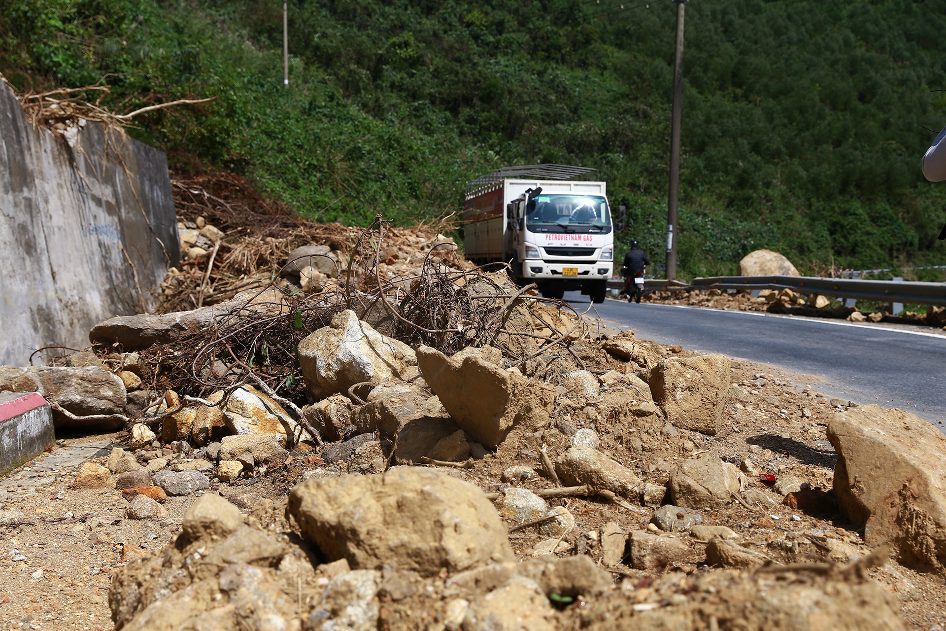 Deo Hai Van sat lo anh 4