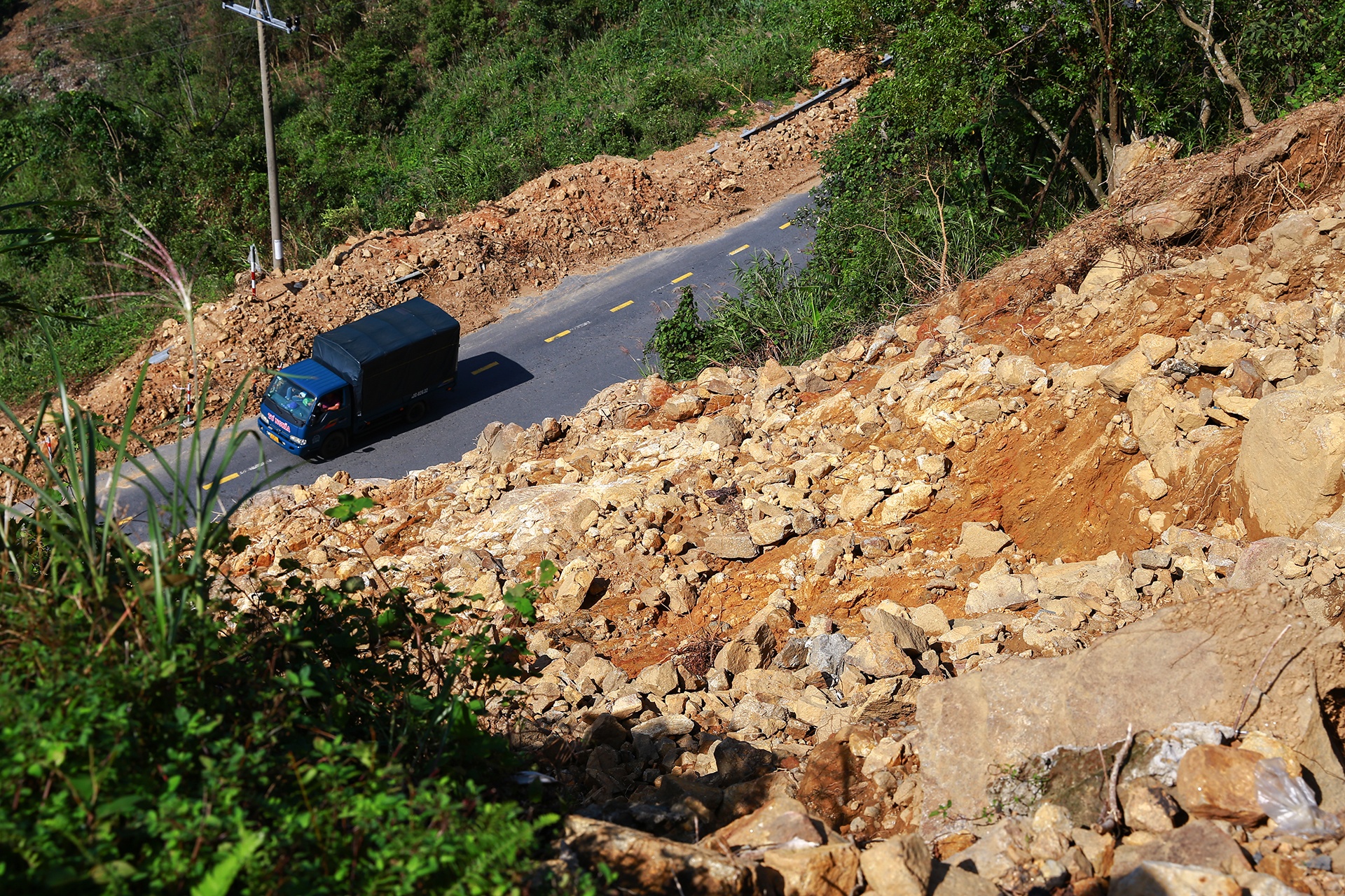 Dat da ngon ngang cho do sap sau vu sat lo tren deo Hai Van hinh anh