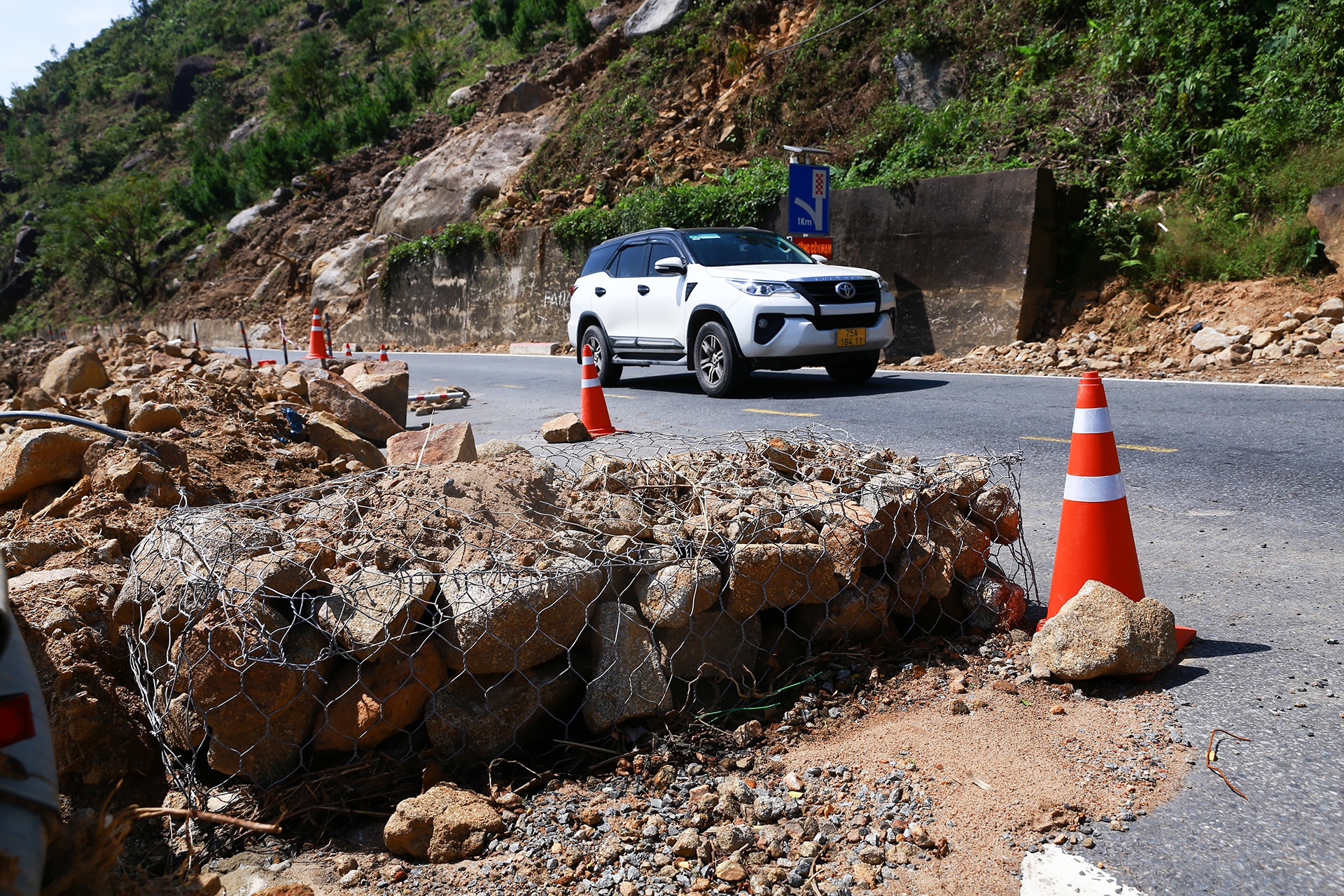 Deo Hai Van sat lo anh 12