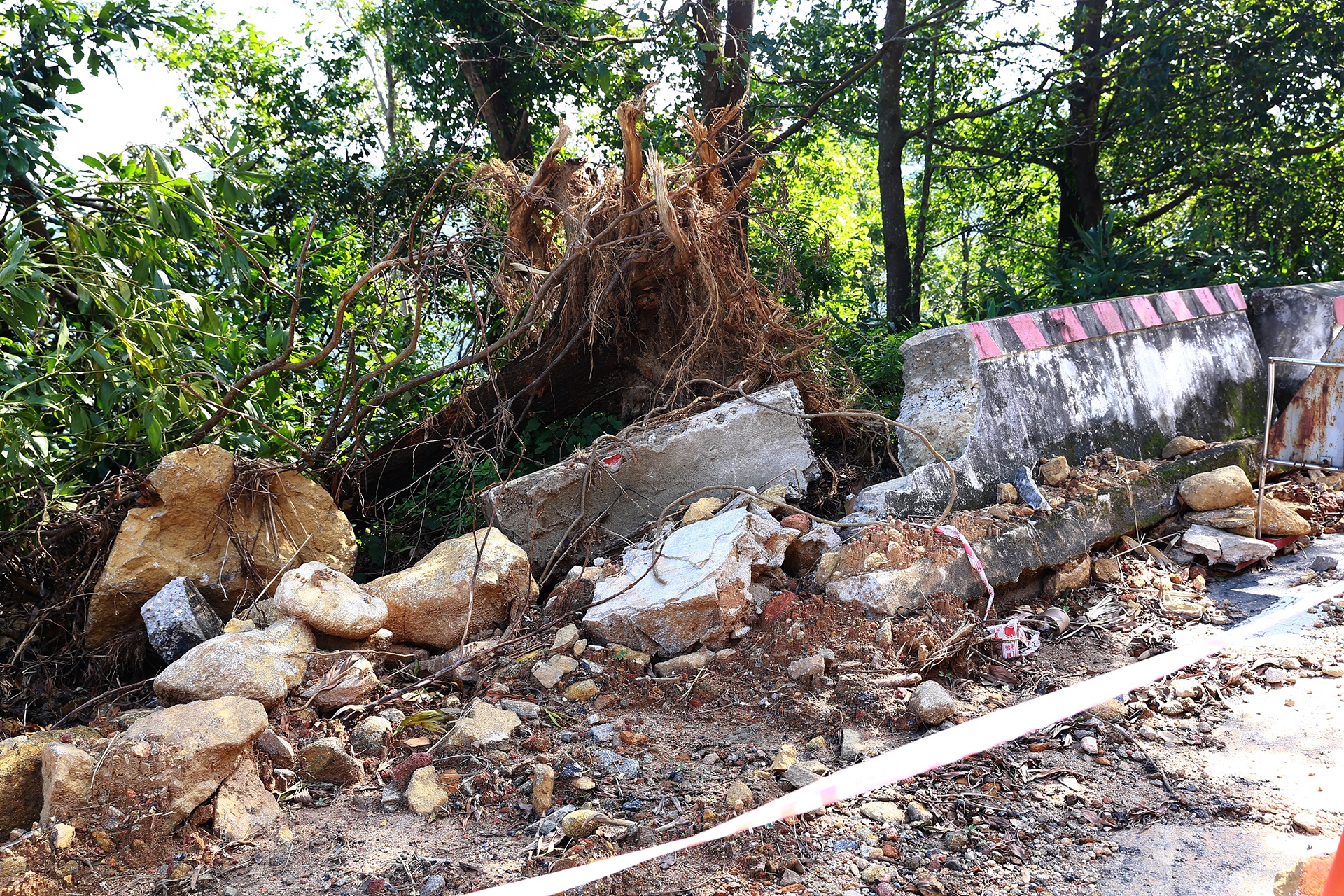 Deo Hai Van sat lo anh 14