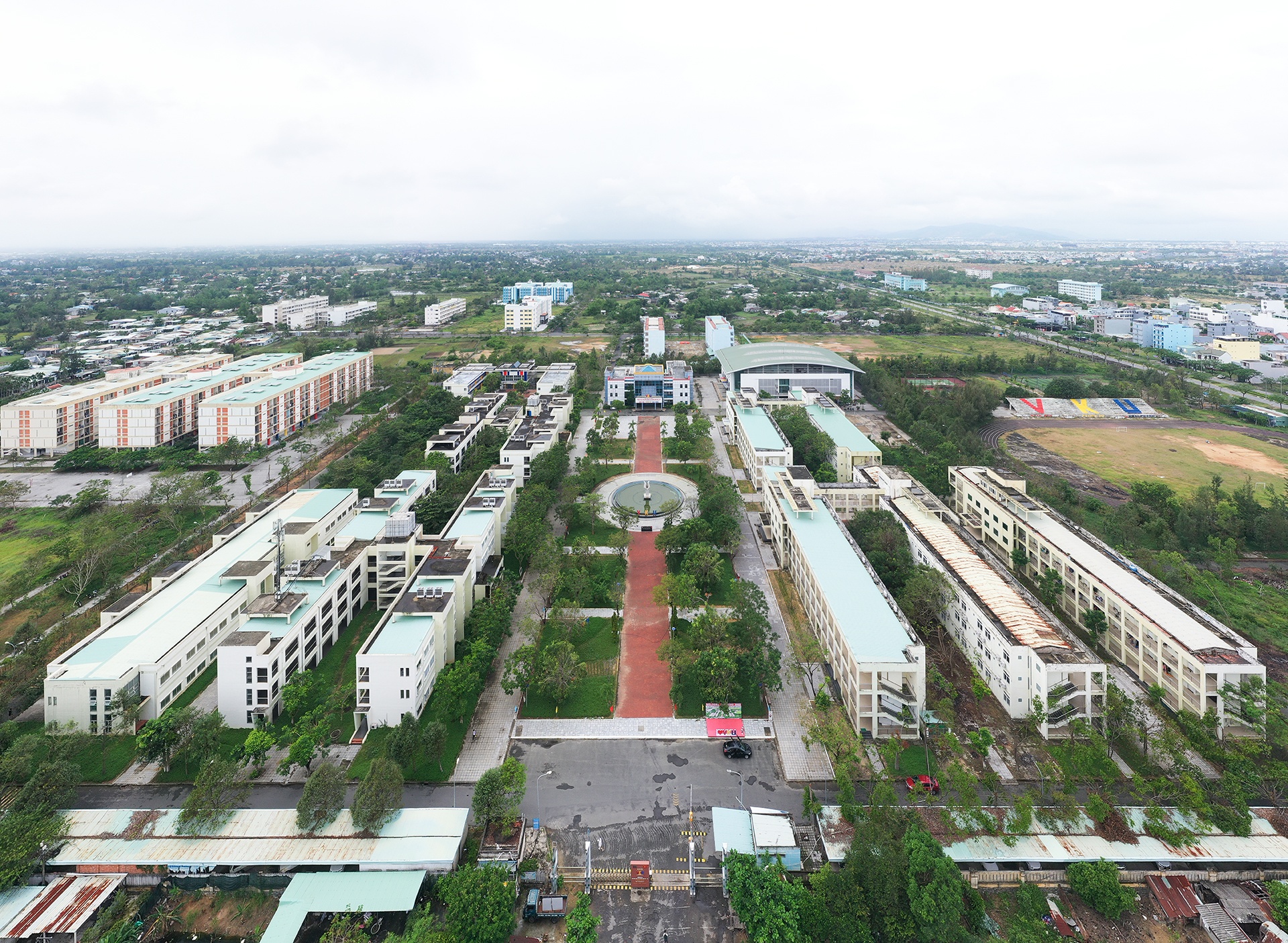 Lang Dai hoc Da Nang 'treo' hon 2 thap ky gio ra sao? hinh anh