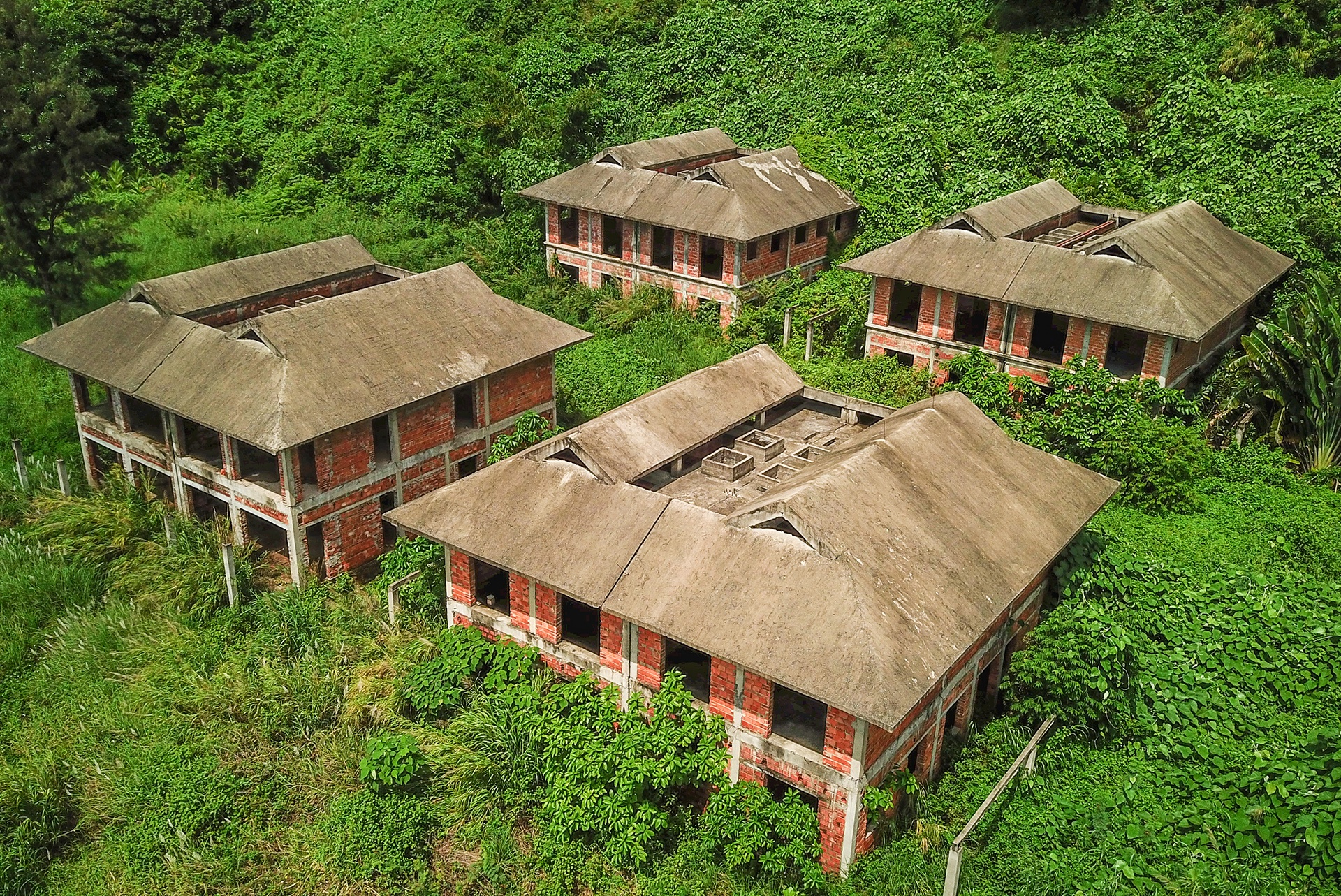 Hang loat biet thu, resort bo hoang o ven bien Da Nang hinh anh