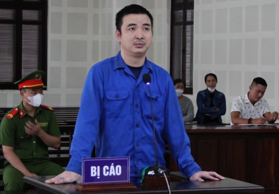 Lai oto tong vo cu, chong linh 21 nam tu hinh anh