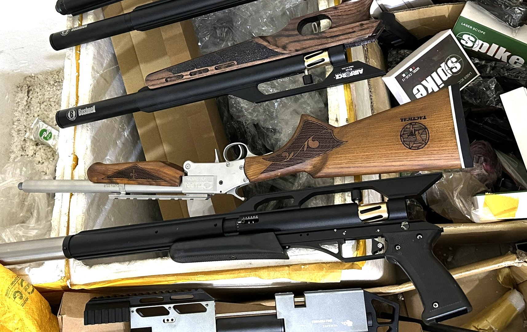 Thu 12 khau sung, 785 vien dan cua nhom mua ban hang nong hinh anh