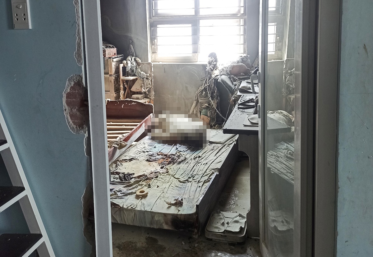 Chong tu vong voi nhieu vet bong, nam ben canh nguoi vo trum chan hinh anh