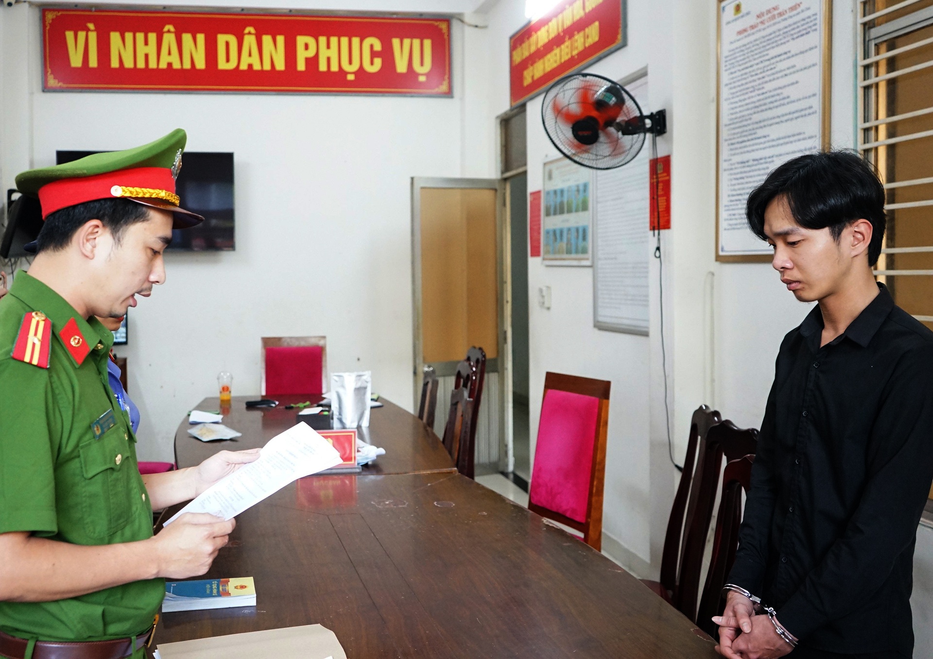 Bat them 2 nghi pham lien quan vu to chuc tiec ma tuy trong vu truong hinh anh