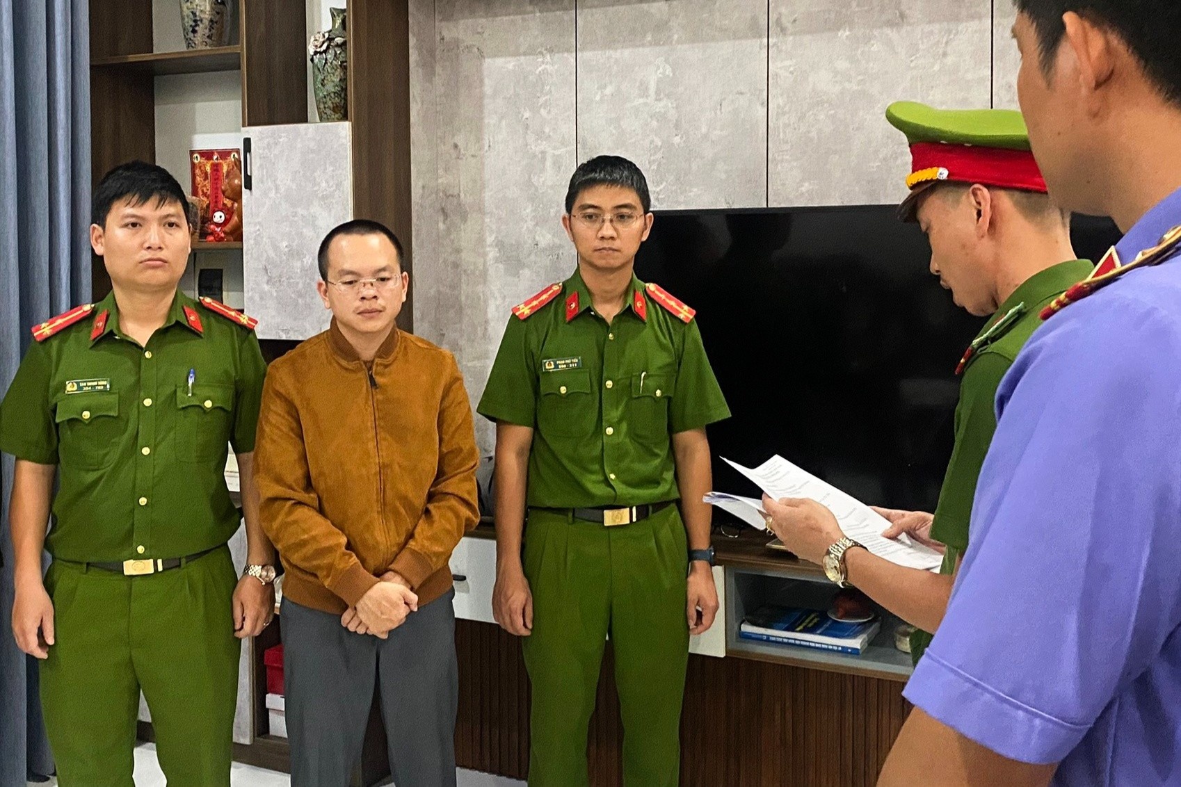 Vi sao 2 can bo DH Bach Khoa Da Nang de dang tham o 86 ty dong? hinh anh