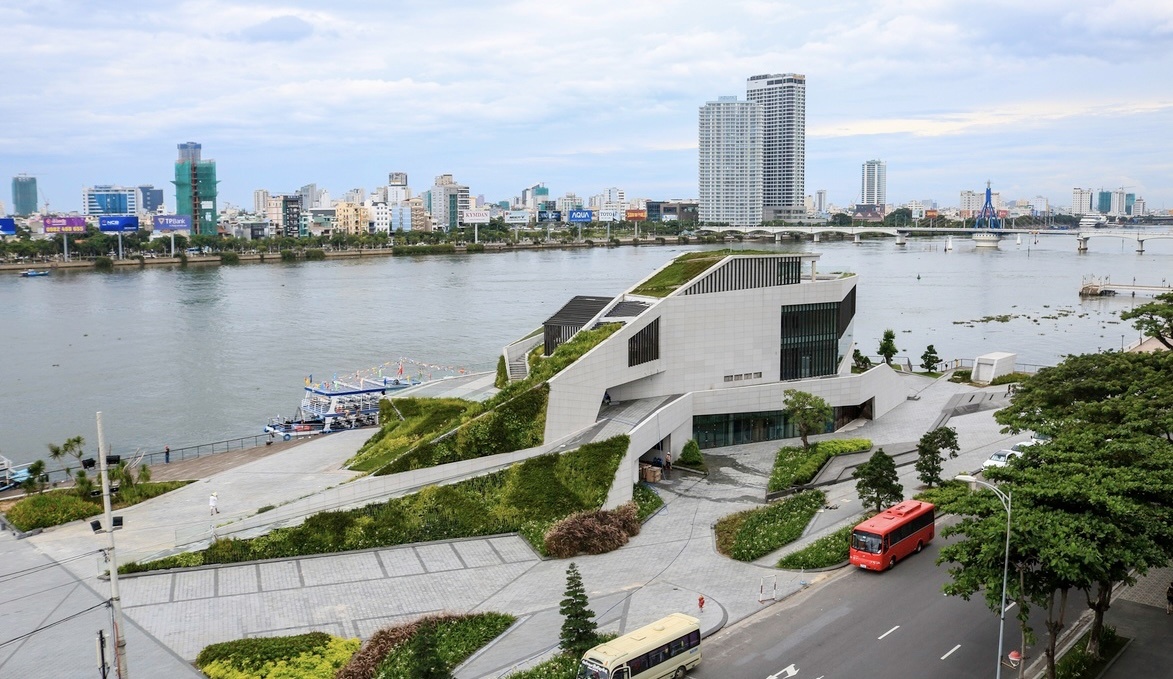 Ben du thuyen lien quan Vu 'Nhom' bo hoang giua trung tam Da Nang hinh anh