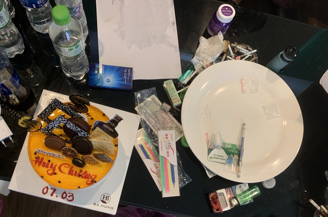 Nhom nam, nu thue khach san to chuc tiec ma tuy mung sinh nhat hinh anh