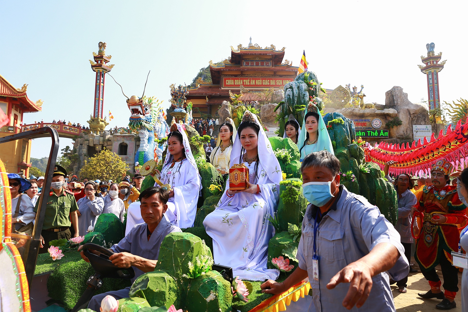 Hang van nguoi chen chan du le hoi Quan The Am o Da Nang hinh anh