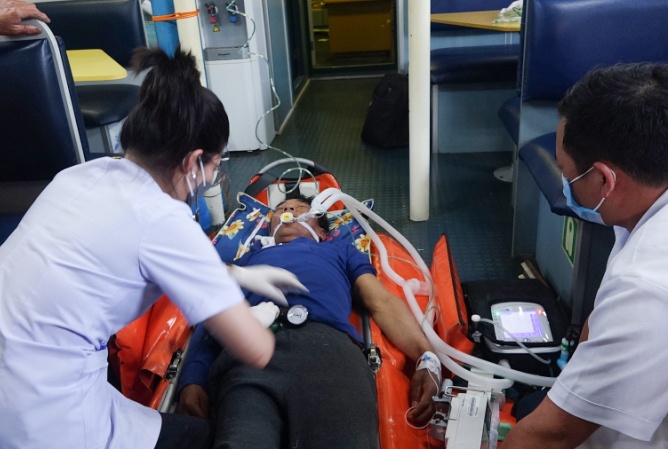 Cuu mot thuyen vien liet toan than, bat tinh tren bien Da Nang hinh anh