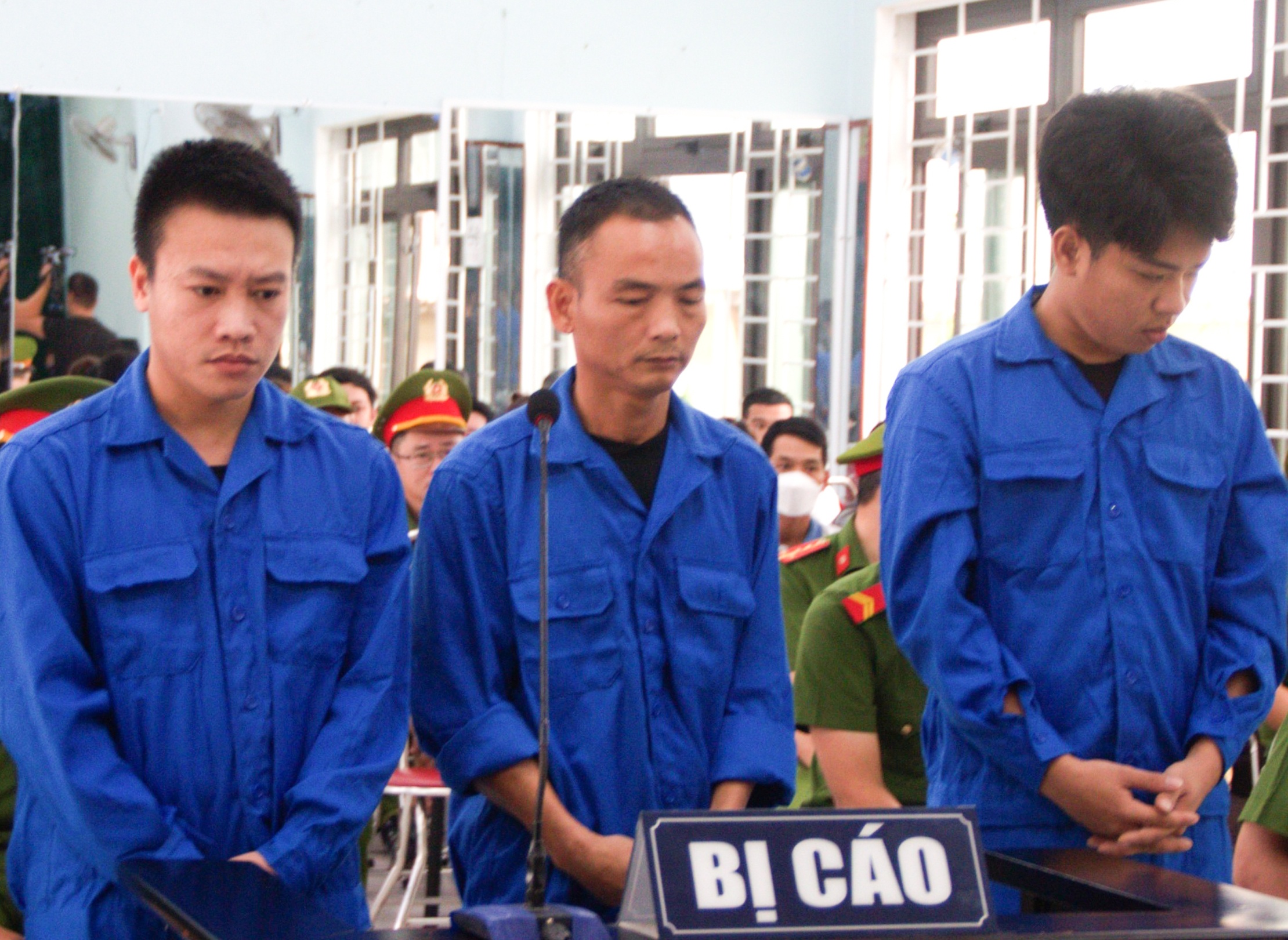 Danh 2 nu nhan vien gac chan duong tau, nhom dan ong linh an tu hinh anh