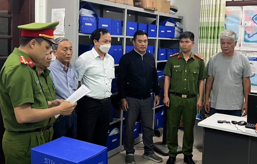 Khoi to 4 nguoi lien quan sai pham dang kiem phuong tien thuy noi dia hinh anh