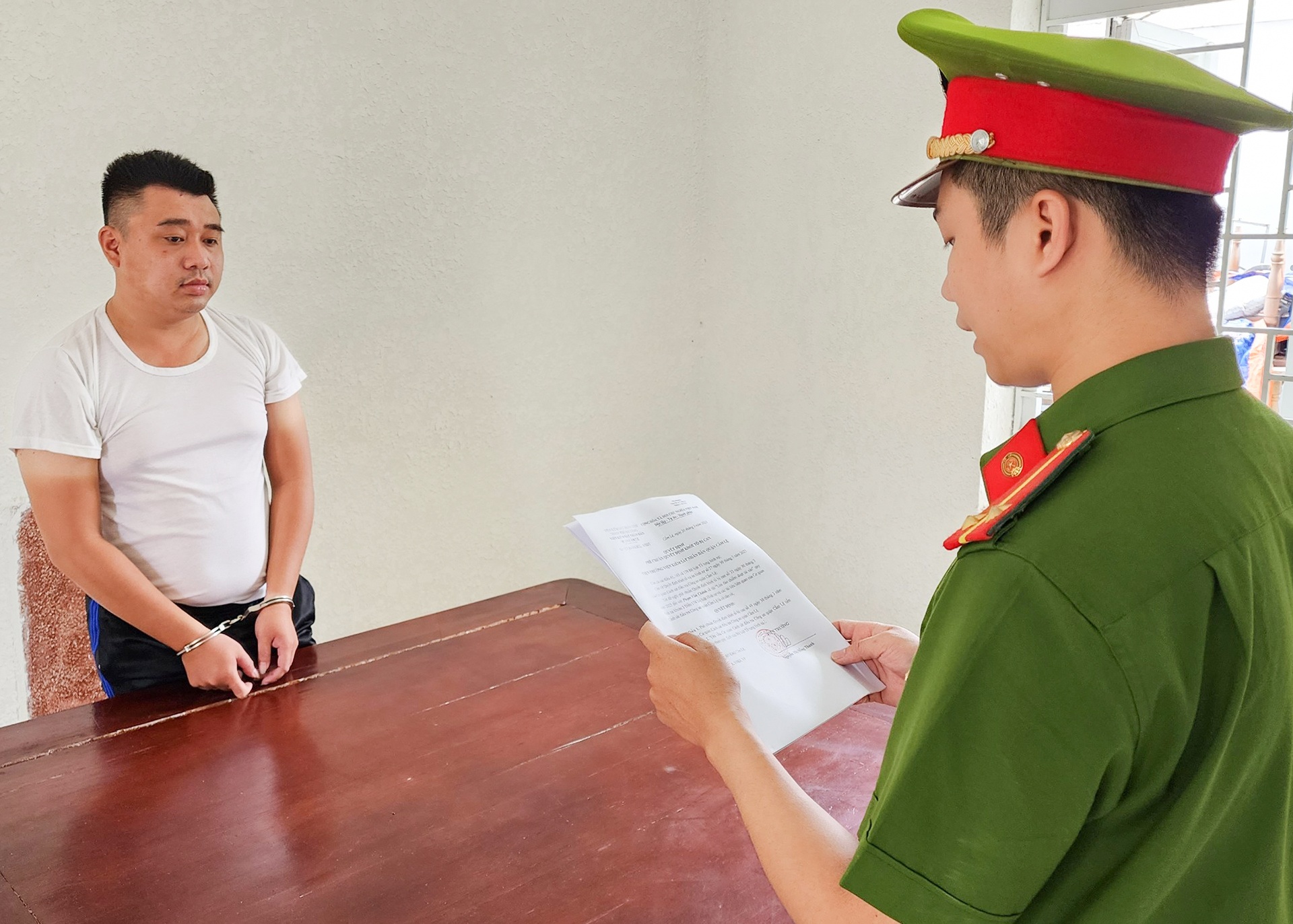 Xung la cong an 'chim' de lua chay an hinh anh