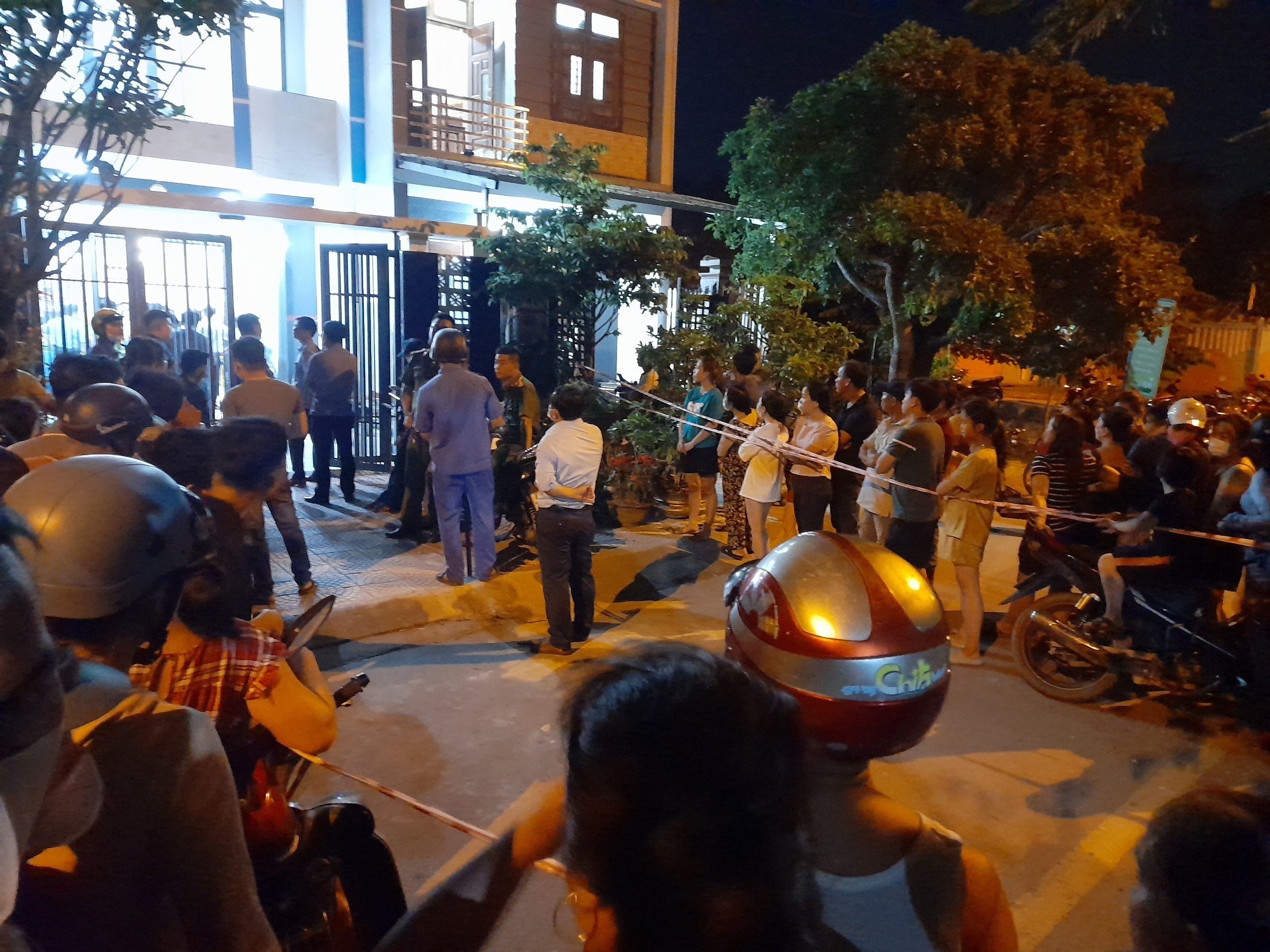 Vu 2 be sinh doi tu vong: Me de lai thu tuyet menh roi di nhay cau hinh anh