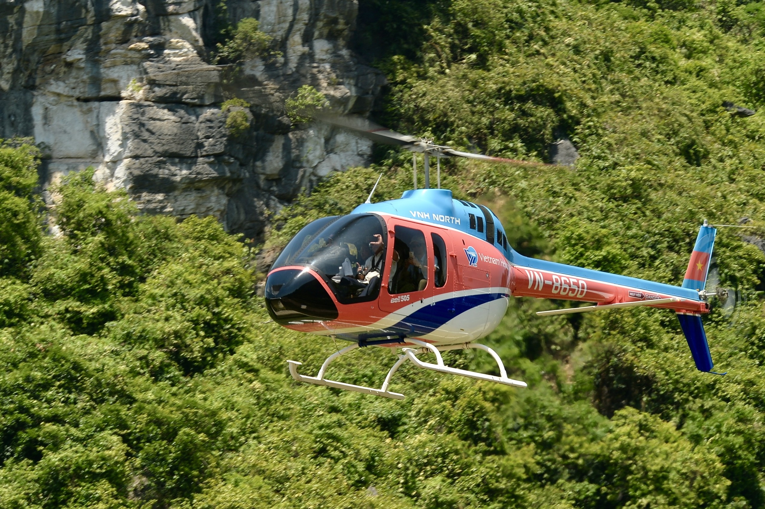 3 nguoi huy len may bay tham quan Ha Long vao phut chot hinh anh