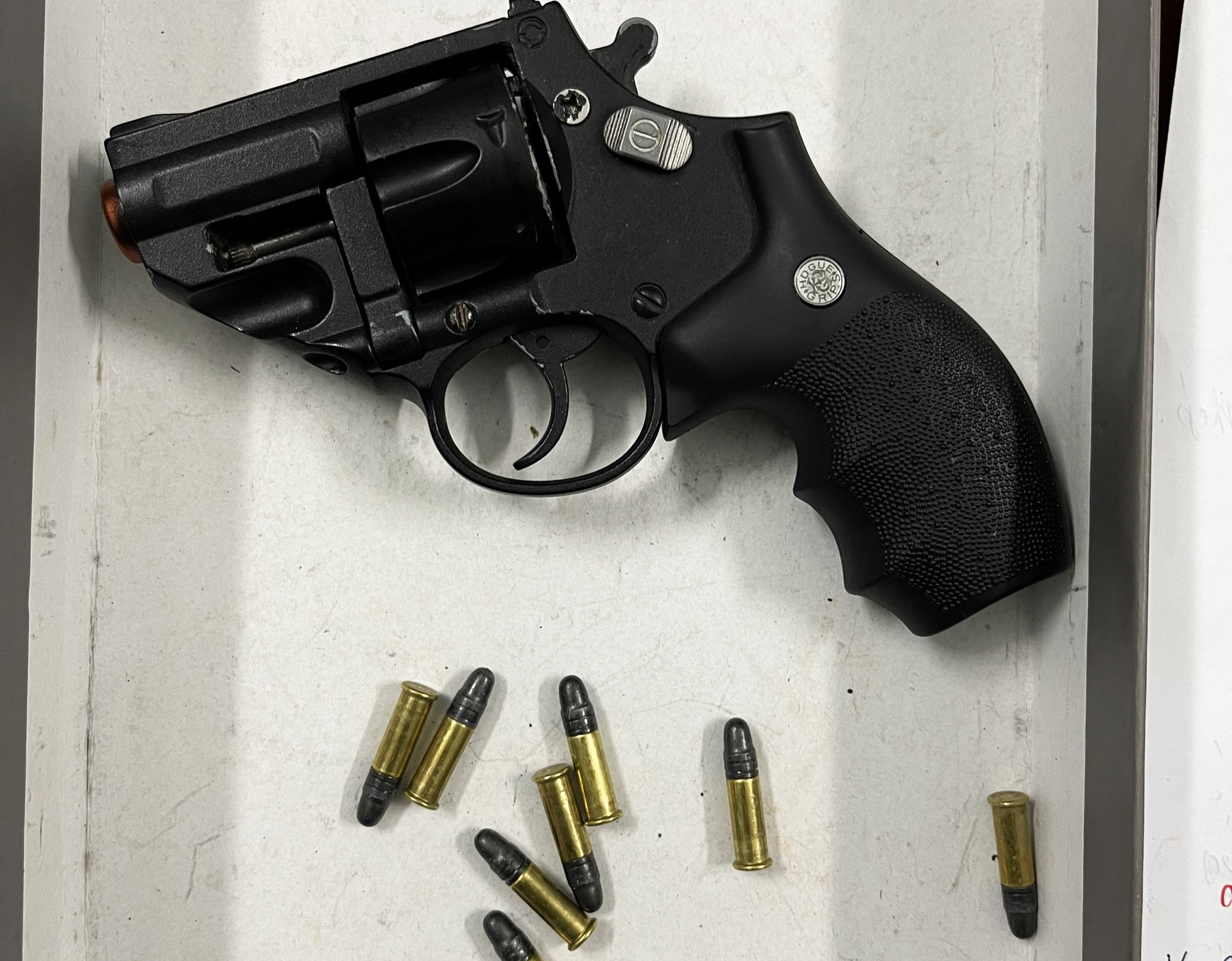 Phat hien khau sung va 10 vien dan tai san bay Da Nang hinh anh