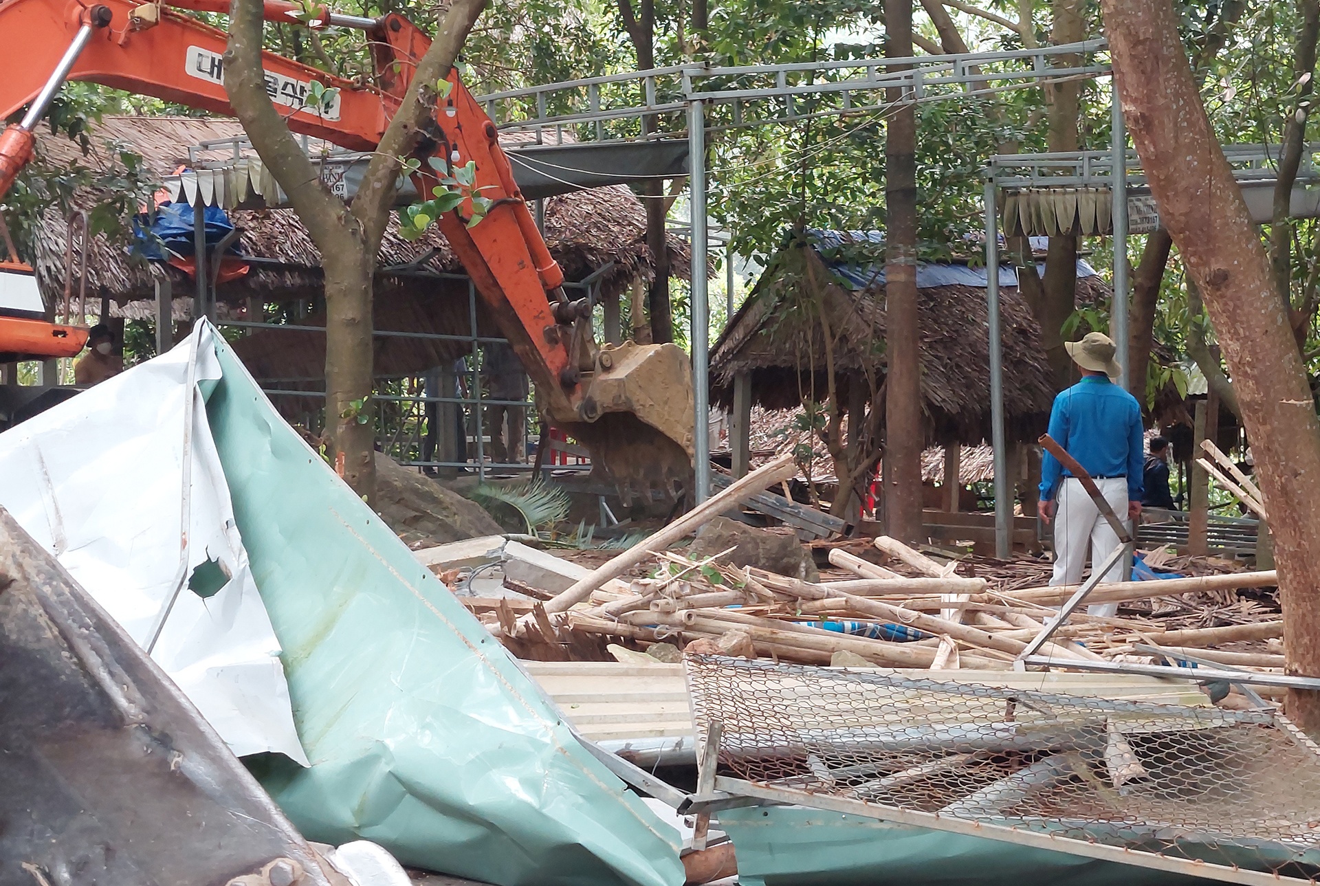 Cuong che hang loat nha hang, quan nhau trai phep tren nui Son Tra hinh anh