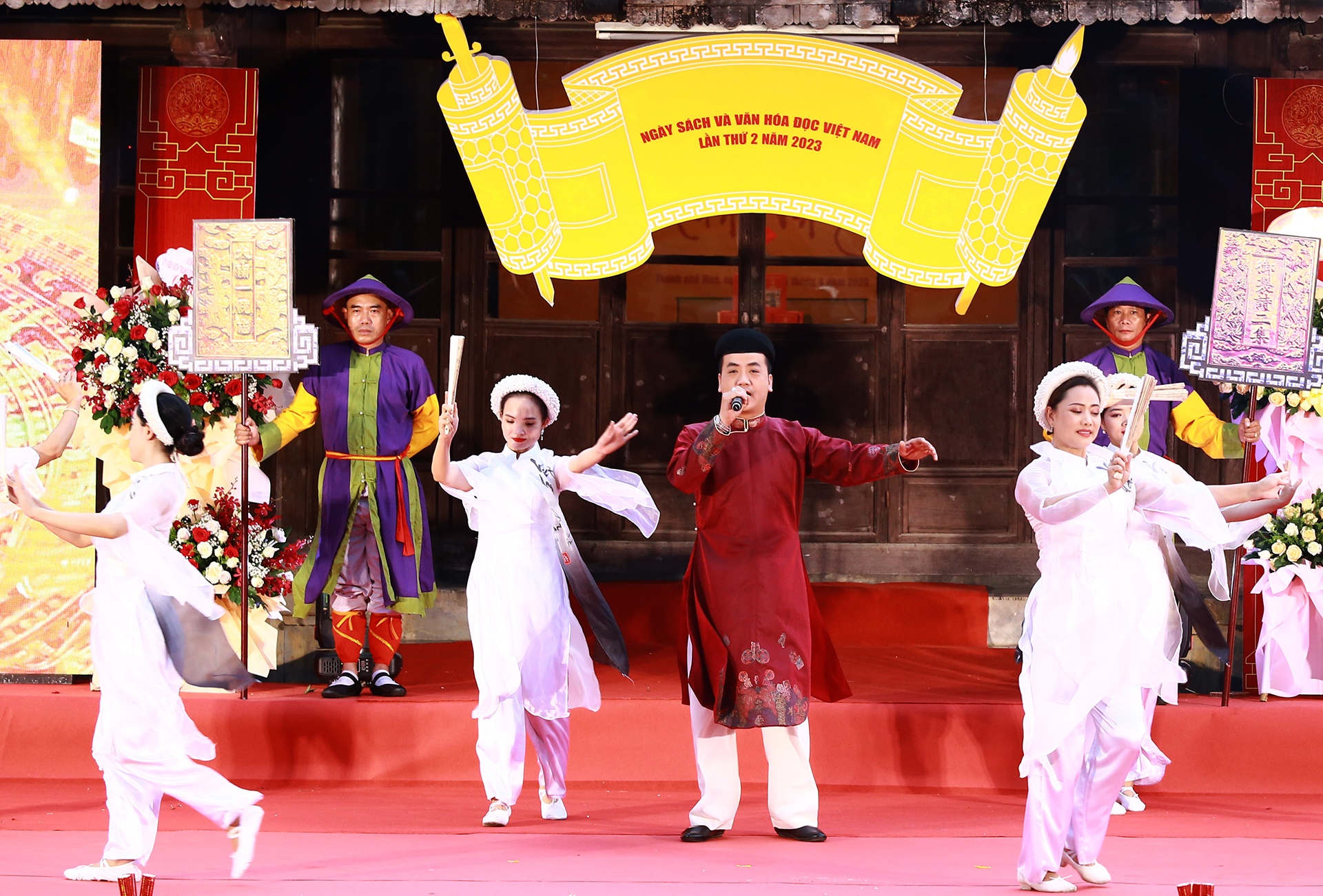 Ngay sach tai Hue anh 9