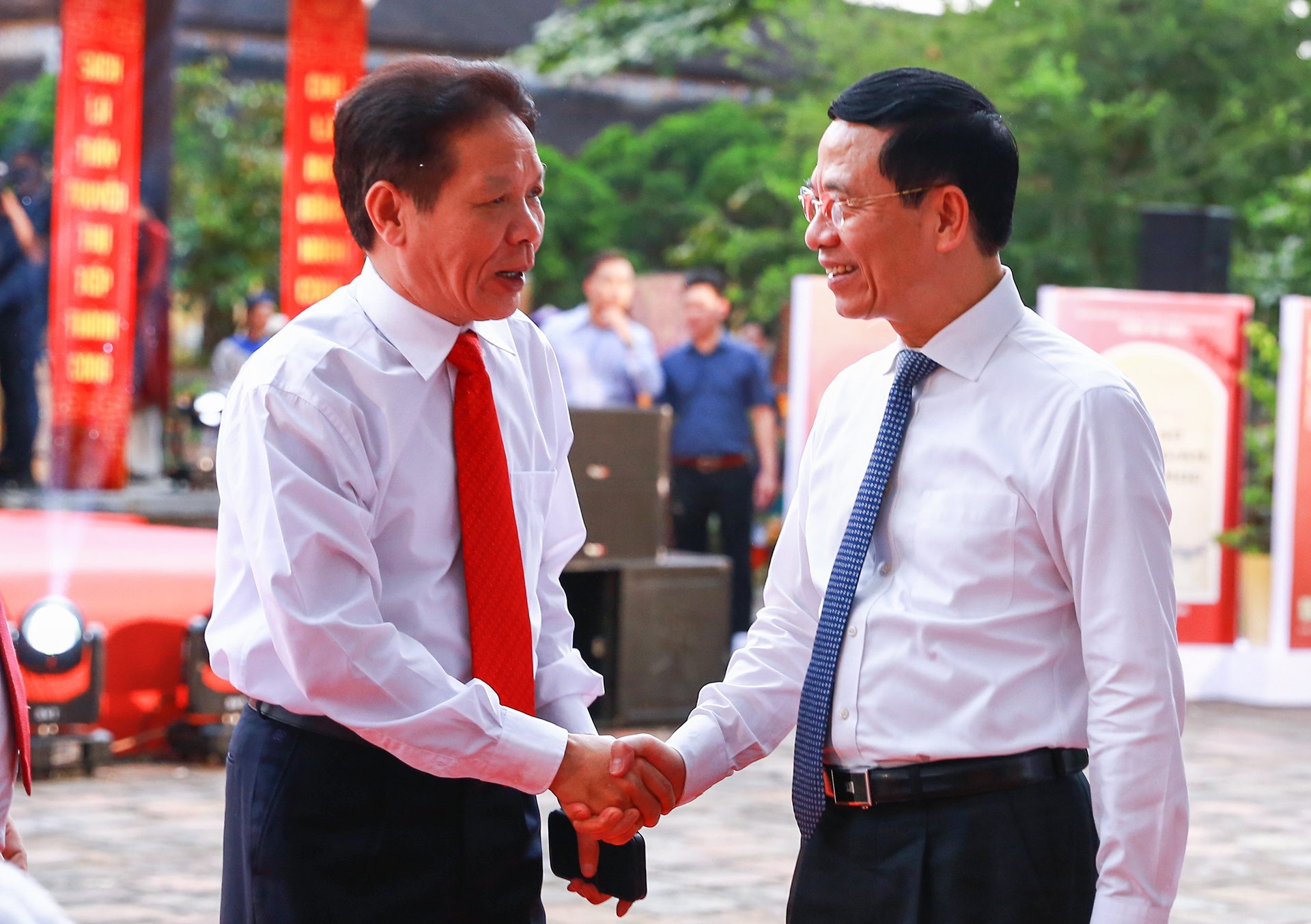 Ngay sach tai Hue anh 2