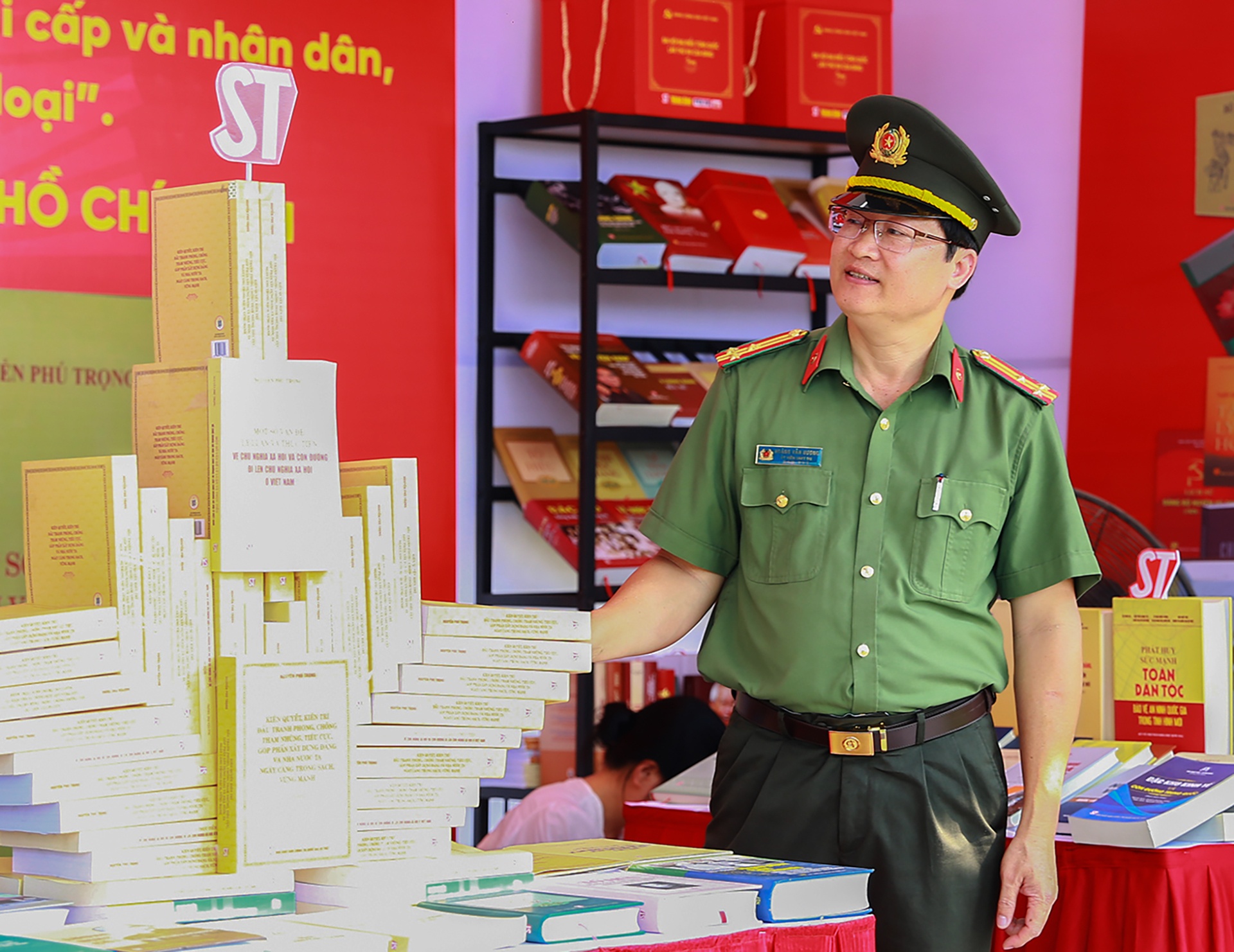 Cuon sach cua Tong bi thu thu hut doc gia co do Hue hinh anh