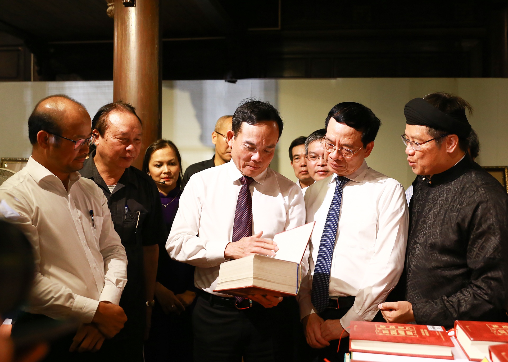 Ngay sach tai Hue anh 7